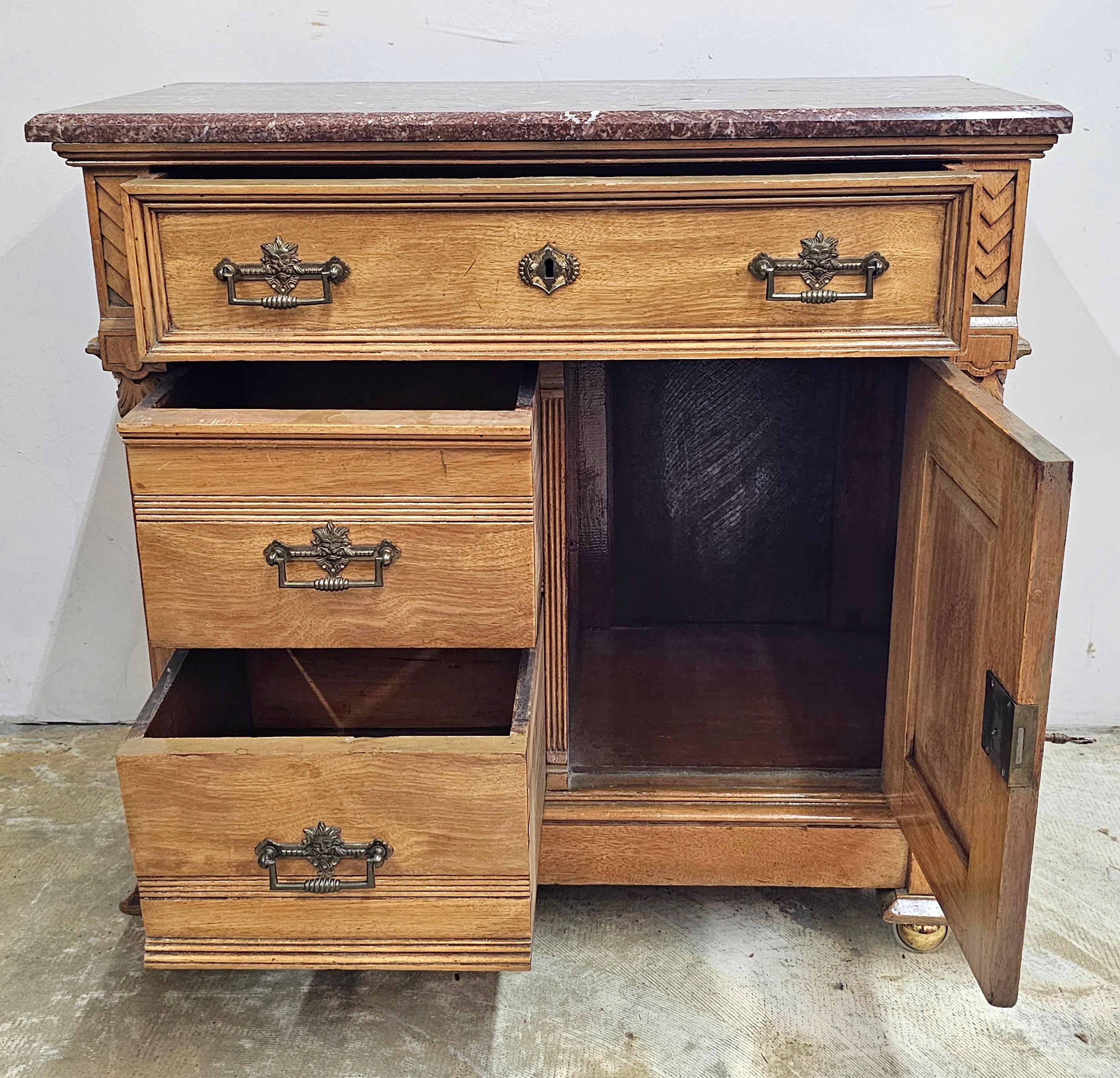 Armario Victoriano Refinado de Estilo Renacentista de Madera de Fruta y Tapa de Mármol Granate en Bueno estado para la venta en Germantown, MD