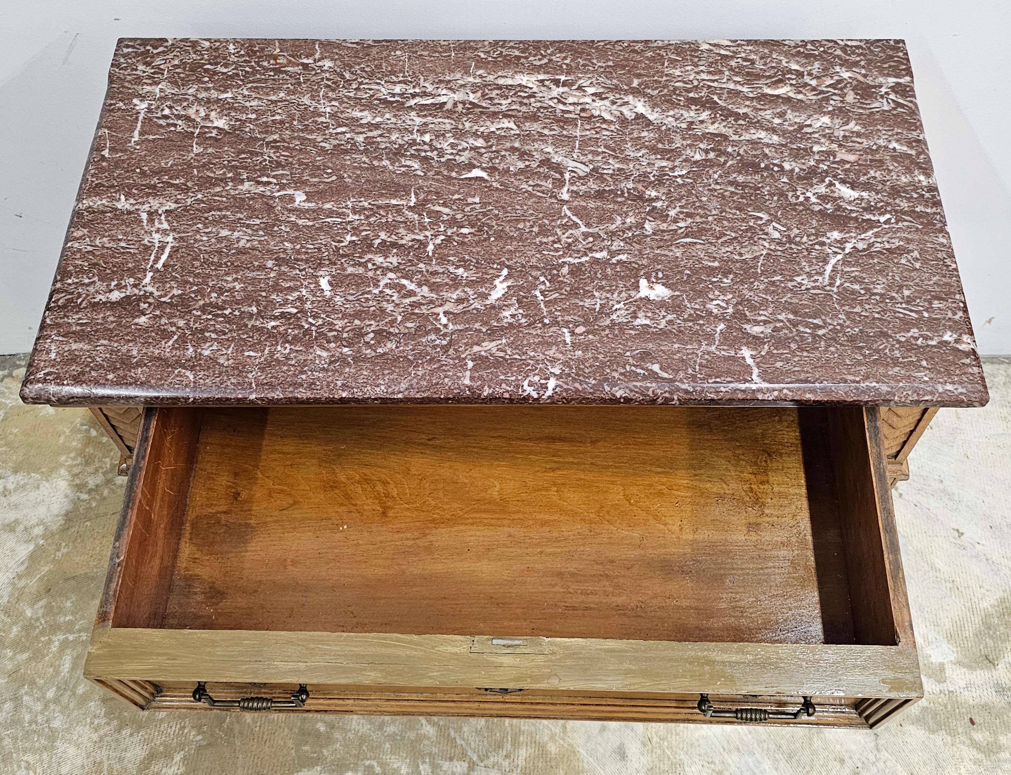 Armario Victoriano Refinado de Estilo Renacentista de Madera de Fruta y Tapa de Mármol Granate siglo XIX en venta