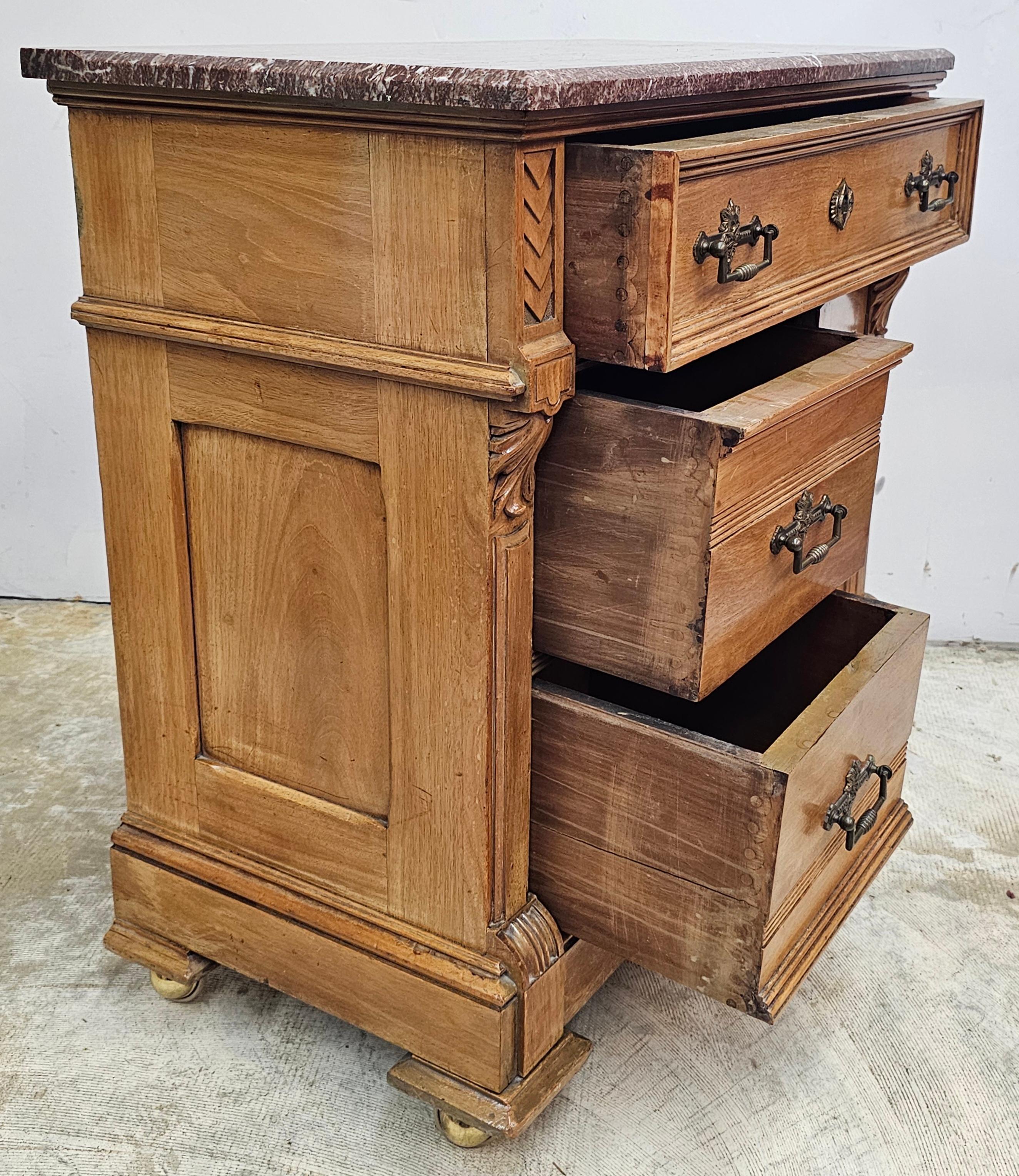 Armario Victoriano Refinado de Estilo Renacentista de Madera de Fruta y Tapa de Mármol Granate Madera frutal en venta