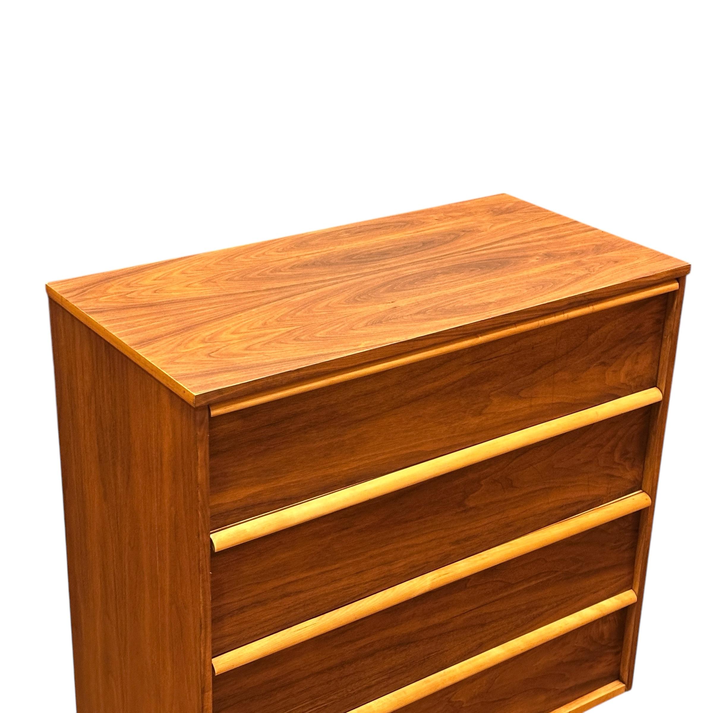 Mid-Century moderno Cassettone in noce rifinito in vendita