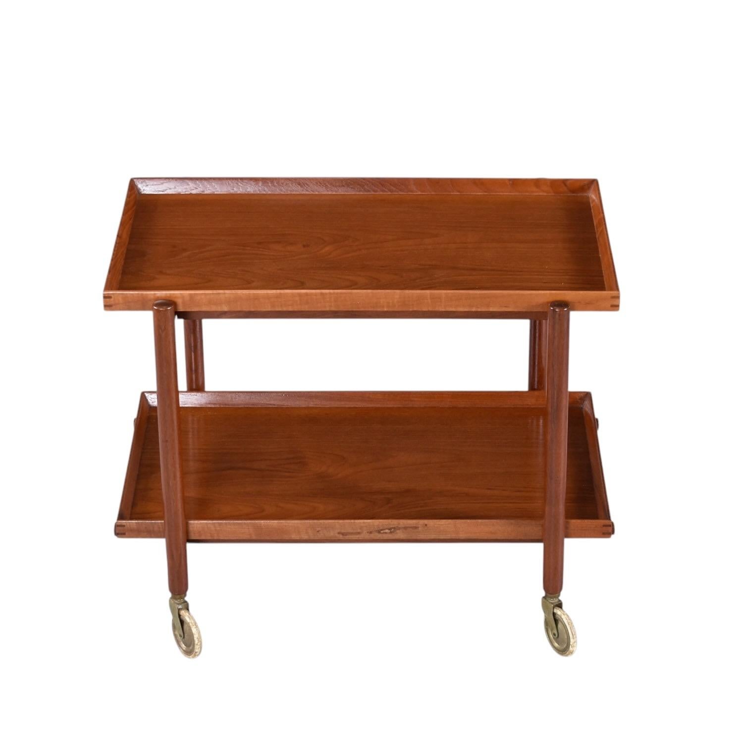 Mid-20th Century Refinshed Poul Hundevad for Vamdrup Danish Expanding Teak Bar Cart For Sale
