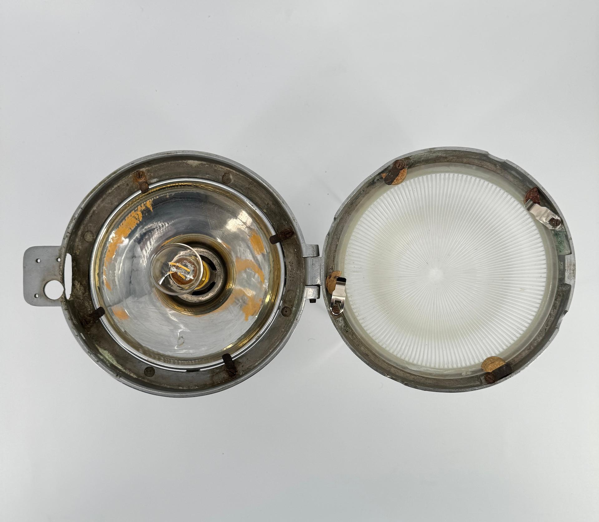 Lámpara de sobremesa Art Déco de cristal prismático holófano y metal un par disponible en venta 3