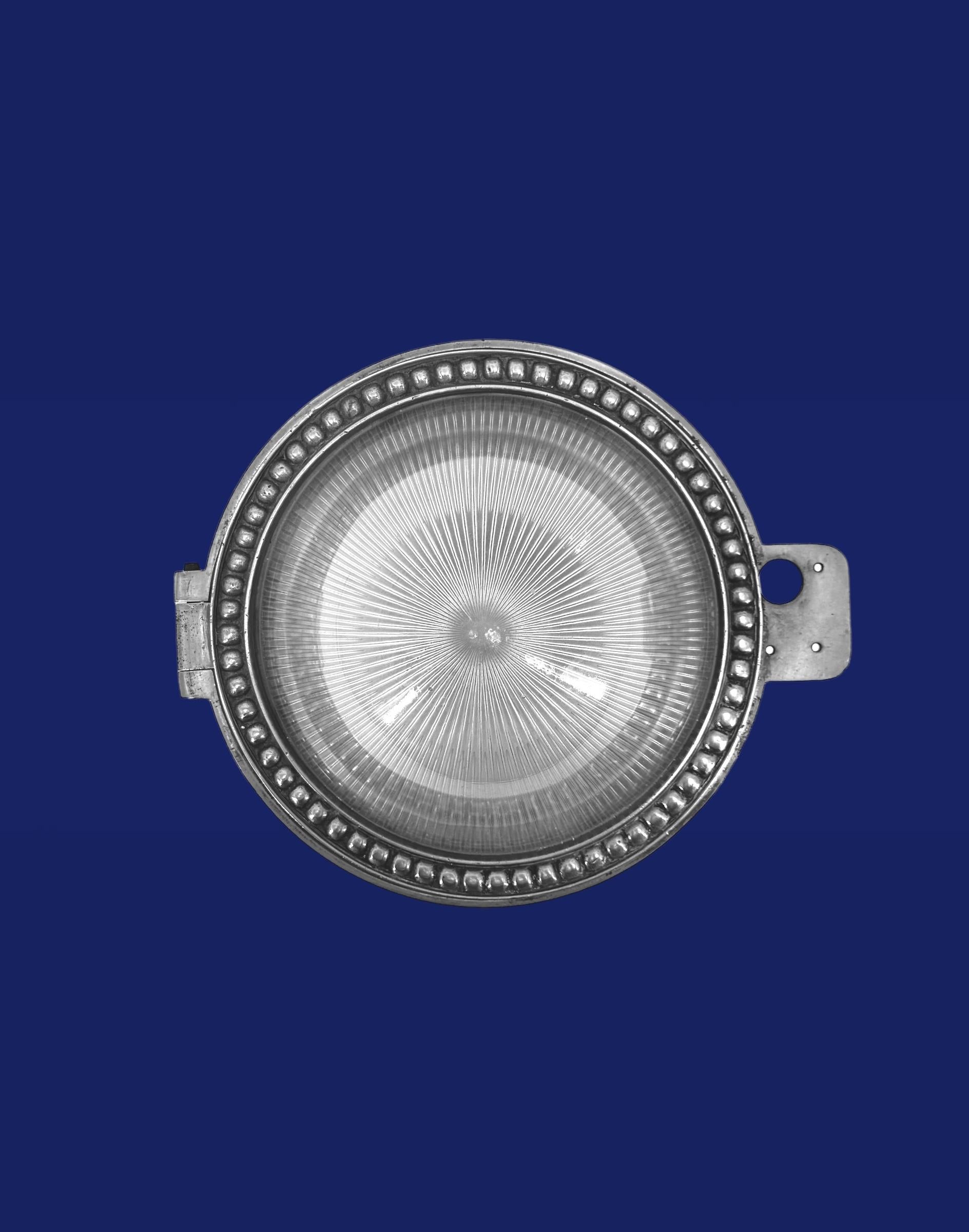 Luz de tren reacondicionada en metal y cúpula de cristal prismático holófano un par disponible.

Excepcional lámpara de sobremesa, antes lámpara de techo de tren, y tenemos la suerte de tener dos.

La estructura metálica de color plateado está