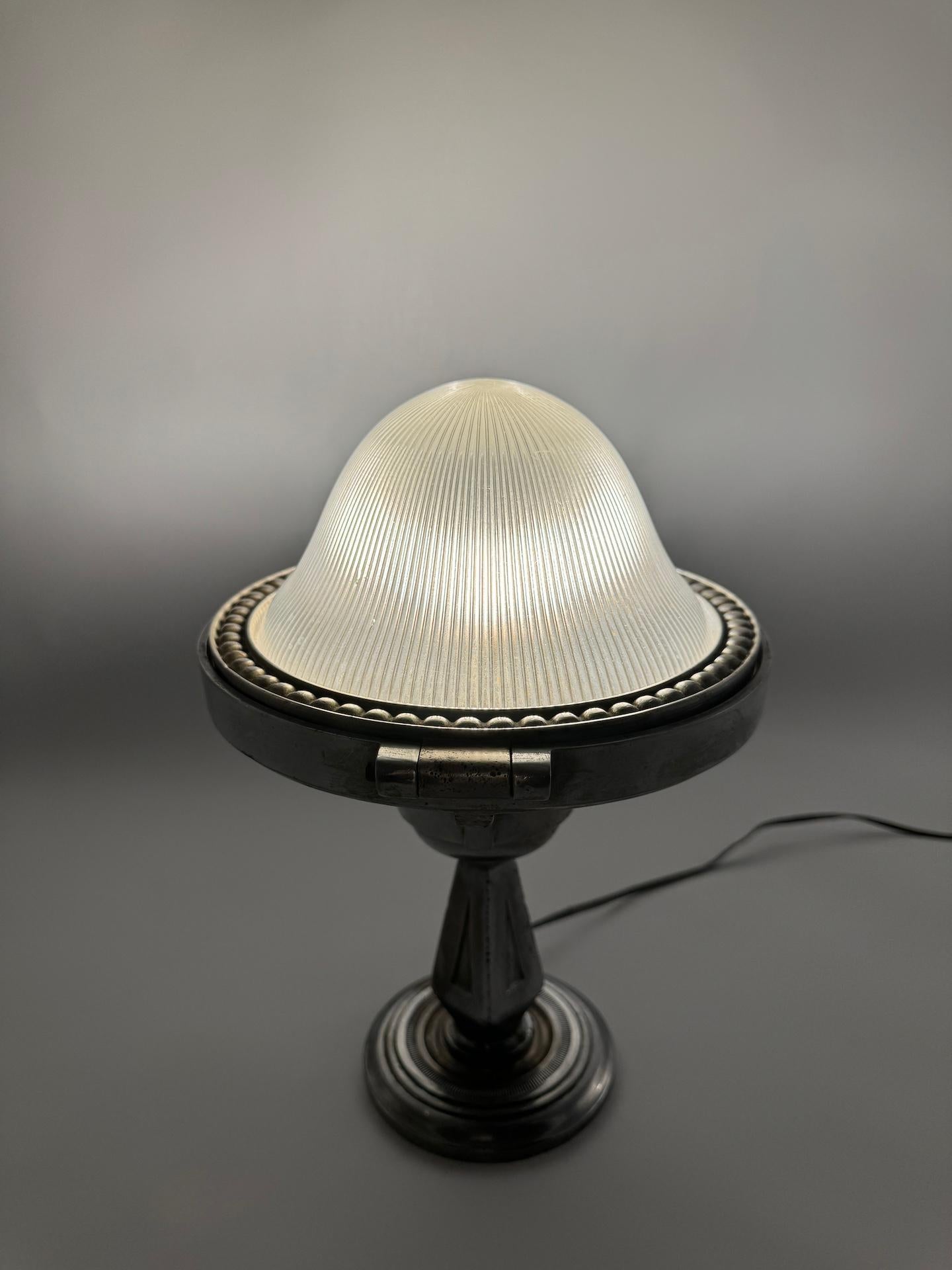 Lámpara de sobremesa Art Déco de cristal prismático holófano y metal un par disponible Art Decó en venta