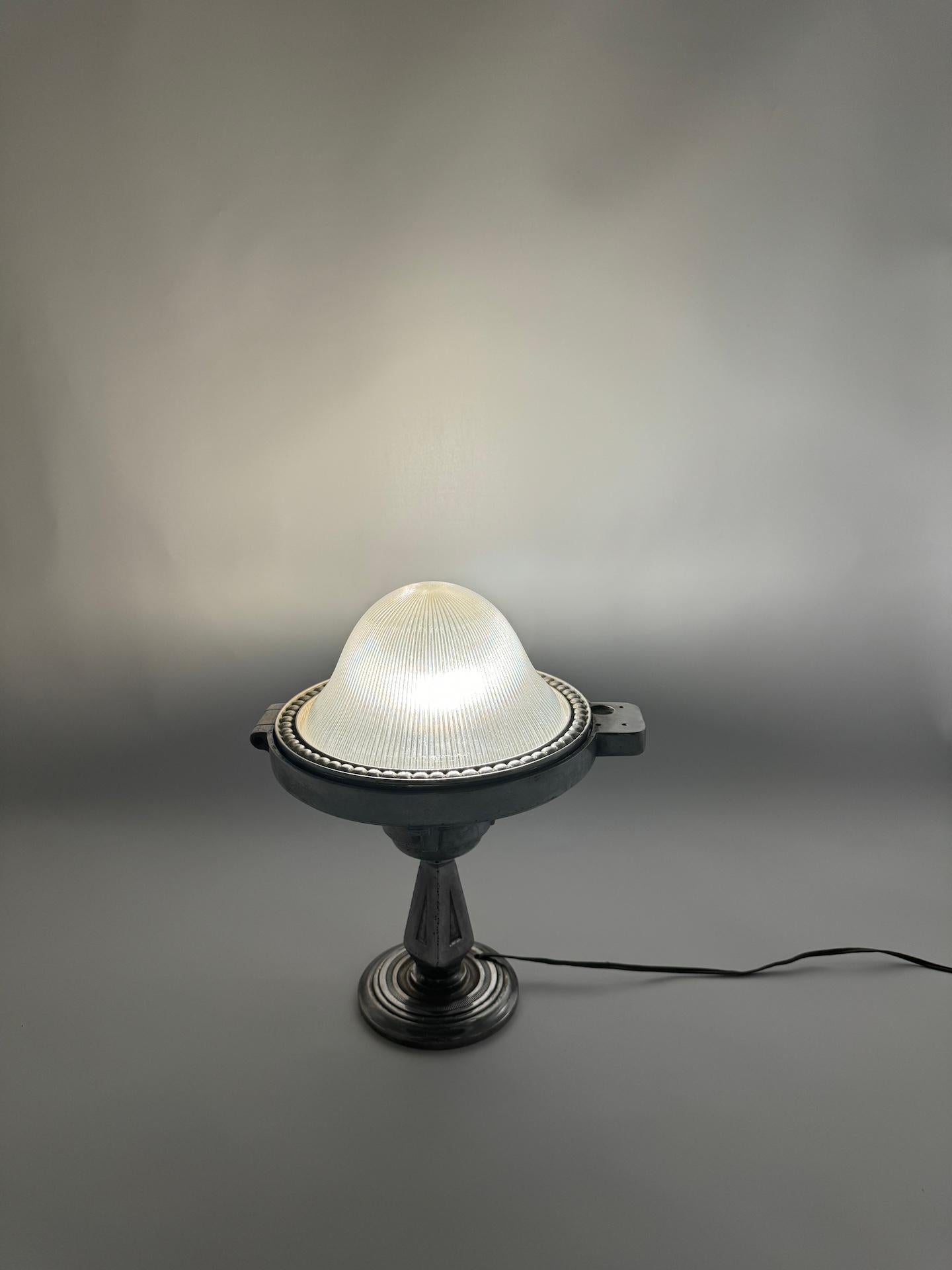 Lámpara de sobremesa Art Déco de cristal prismático holófano y metal un par disponible mediados del siglo XX en venta
