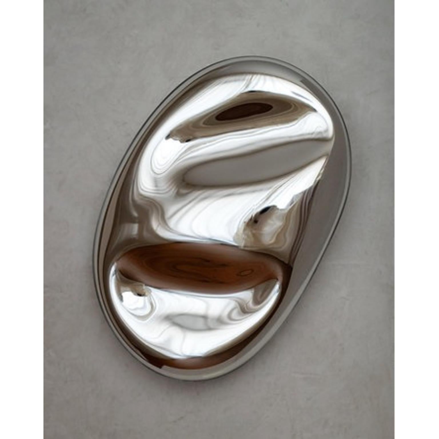 Reflecting XL Hanging Mirror Sculpture de Milena Kling
Pièce unique.
Dimensions : Ø 39 x 59 cm : Ø 39 x 59 cm.
MATERIAL : Miroir soufflé à la bouche.

Chaque sculpture en miroir, suspendue ou debout, est unique, soufflée à la bouche par moi-même et