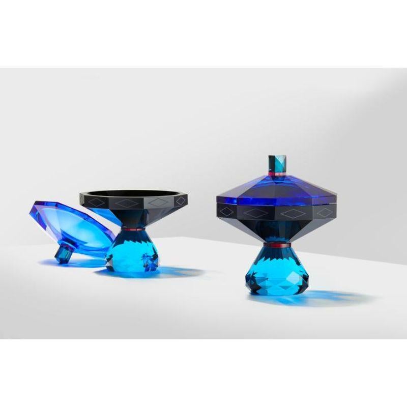 The Hamptons crystal bonbonniere is a majestic statement piece for your home. This magnificent blue bowl is perfect in your bathroom due to its water-resembling colour scheme but can just as well be placed any other place in your home. Hamptons can
