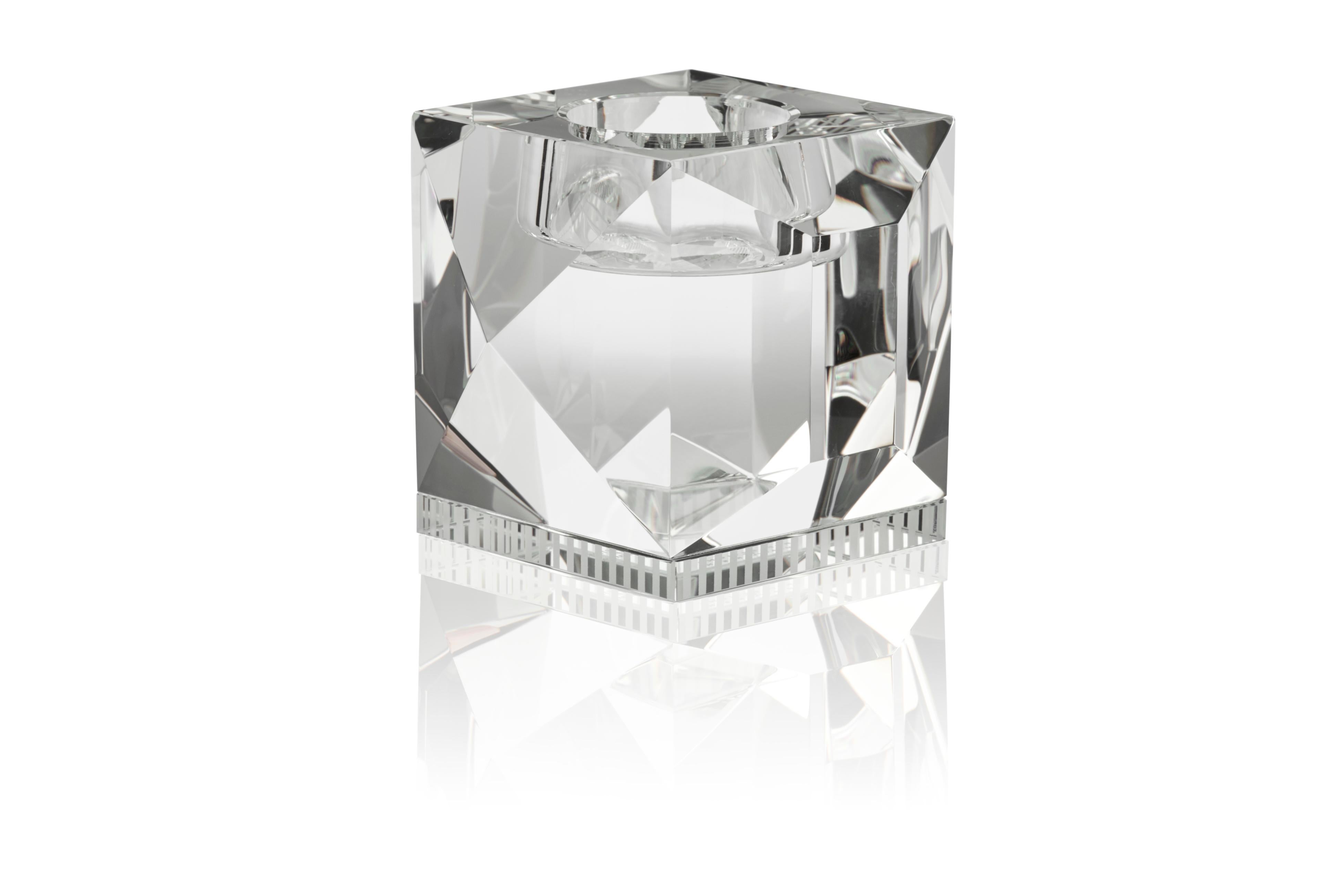 The Ophelia Clear/Clear crystal tealight holder is so natural in its colour, and yet so mesmerizing in its form. The chemistry between the clear crystal and the cut detailing on this tealight holder makes the Ophelia Clear/Clear a statement piece