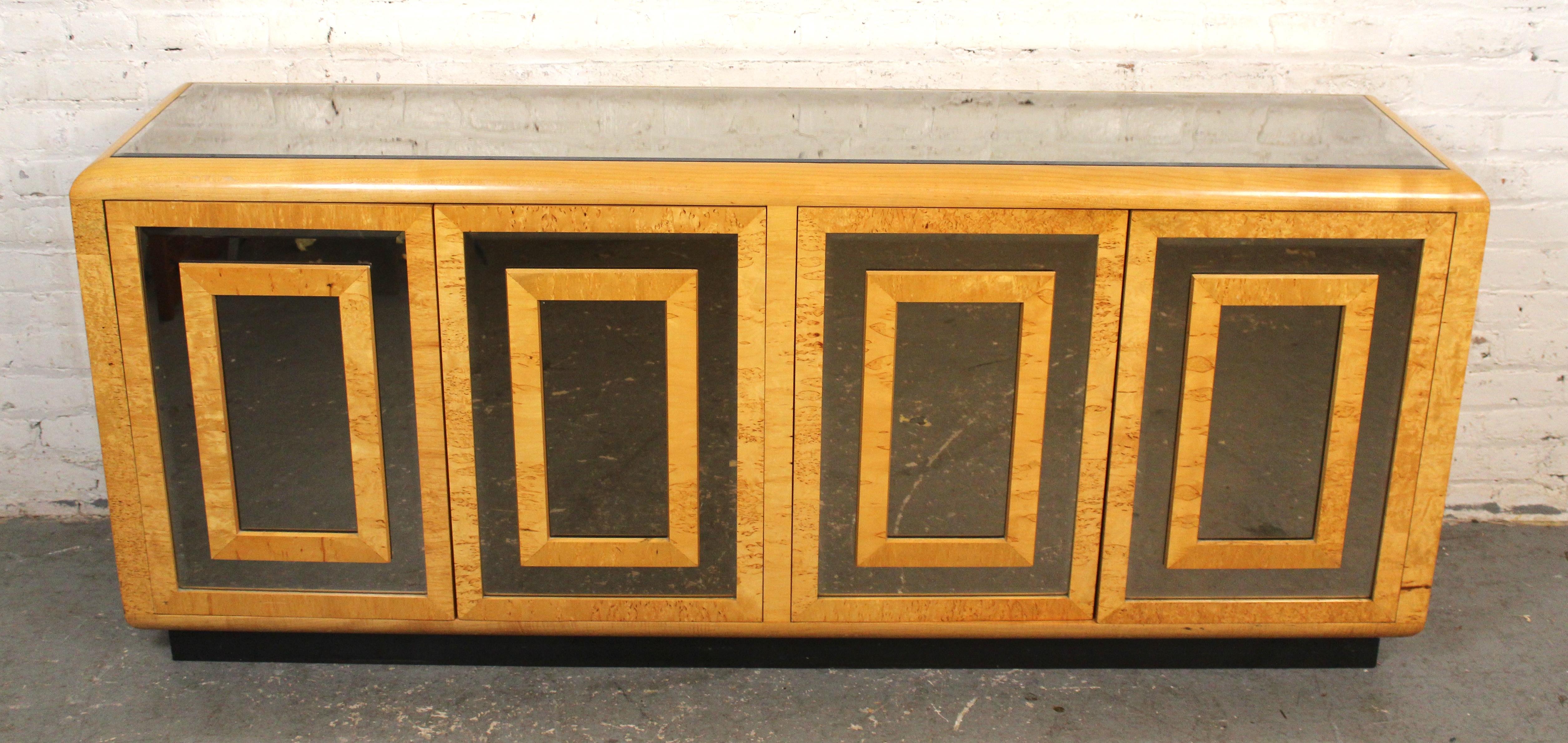 Credenza di due metri di lunghezza di Romweber, con acero burlato brillante e pannelli a specchio incastonati. Quattro ante con meccanismi a pressione, sei cassetti estraibili e base con finiture nere.
Si prega di confermare la posizione NY o NJ