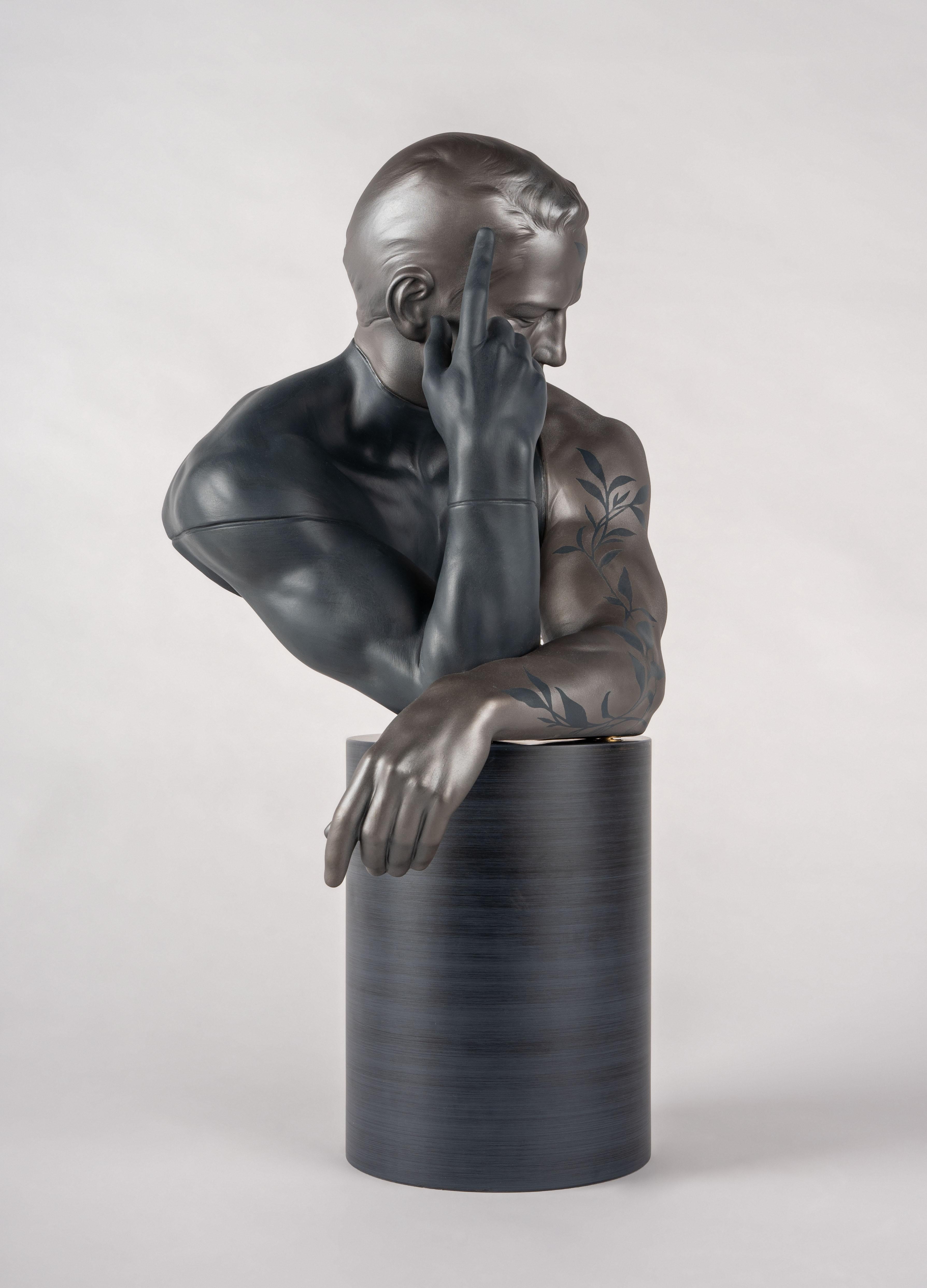 Porzellanskulptur, inspiriert von der Verbindung zwischen Mensch und Natur. Diese männliche Porzellanbüste zeigt einen Mann in nachdenklicher, nach innen gerichteter Pose. Sie erinnert uns an die wesentliche Verbindung zwischen Mensch und Natur, an