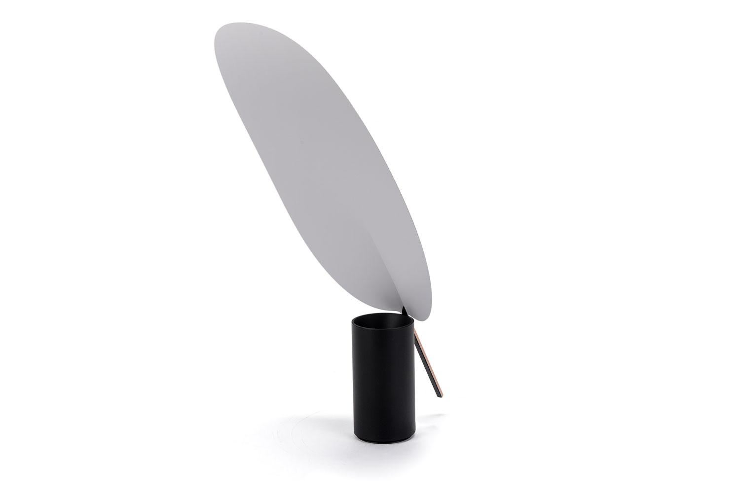Moderne Lampe de bureau en cuivre réfléchissant avec base noire, Serena de Flos en vente