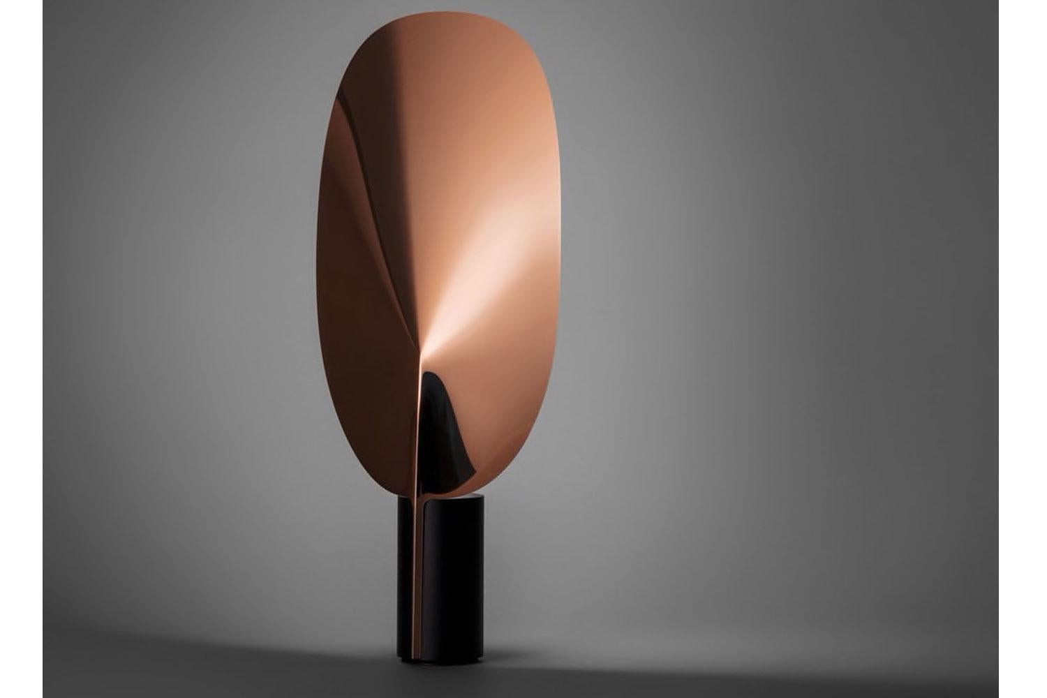 italien Lampe de bureau en cuivre réfléchissant avec base noire, Serena de Flos en vente