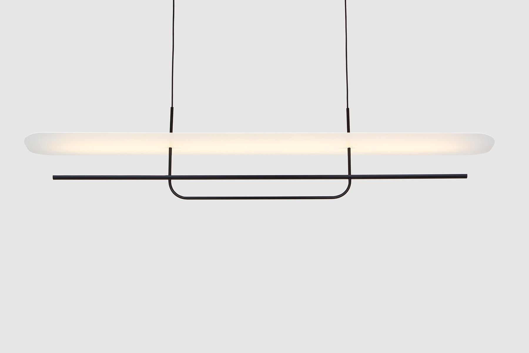 Moderne Reflector Linear LED Anodized Aluminum Suspension Light, Black / White Shade (lampe suspendue en aluminium anodisé avec réflecteur) en vente