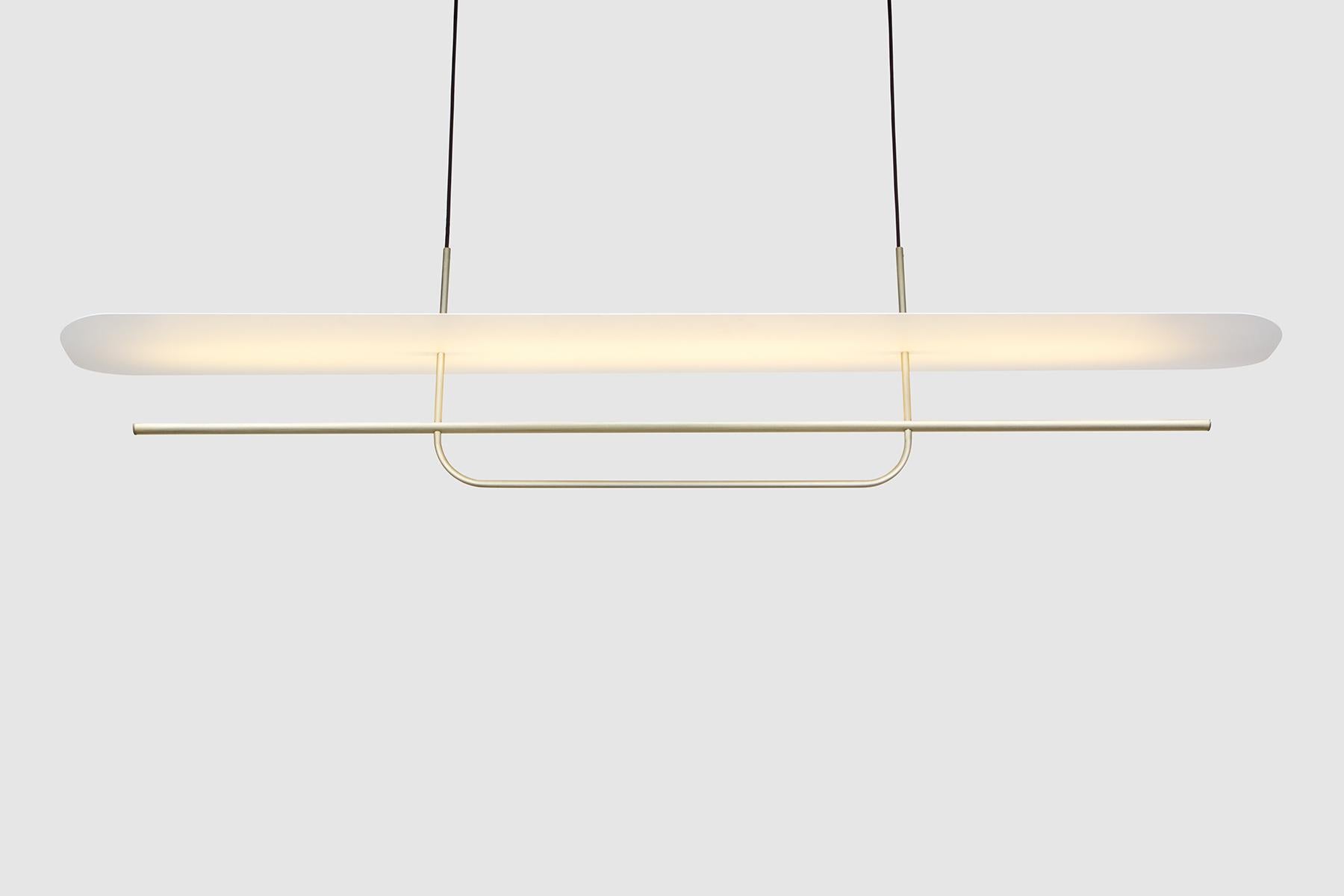 Moderne Lampe à suspension linéaire en aluminium anodisé avec réflecteur et abat-jour en or satiné blanc en vente