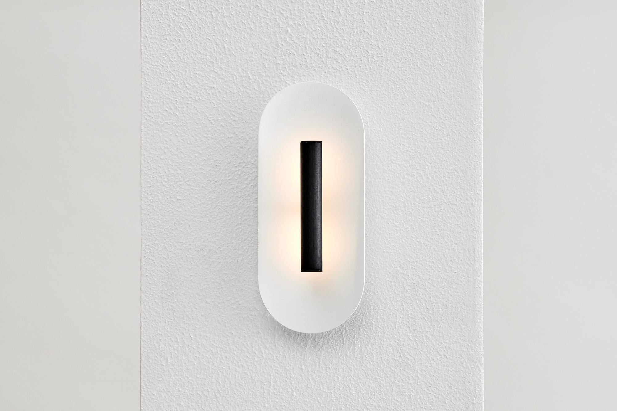 La puissante LED se reflète sur une coupelle délicatement incurvée, accentuant une pièce avec une douce lumière indirecte.
Le réflecteur en aluminium texturé, blanc mat, peut être assorti à notre large gamme d'options de finition. 
Deux tailles sont