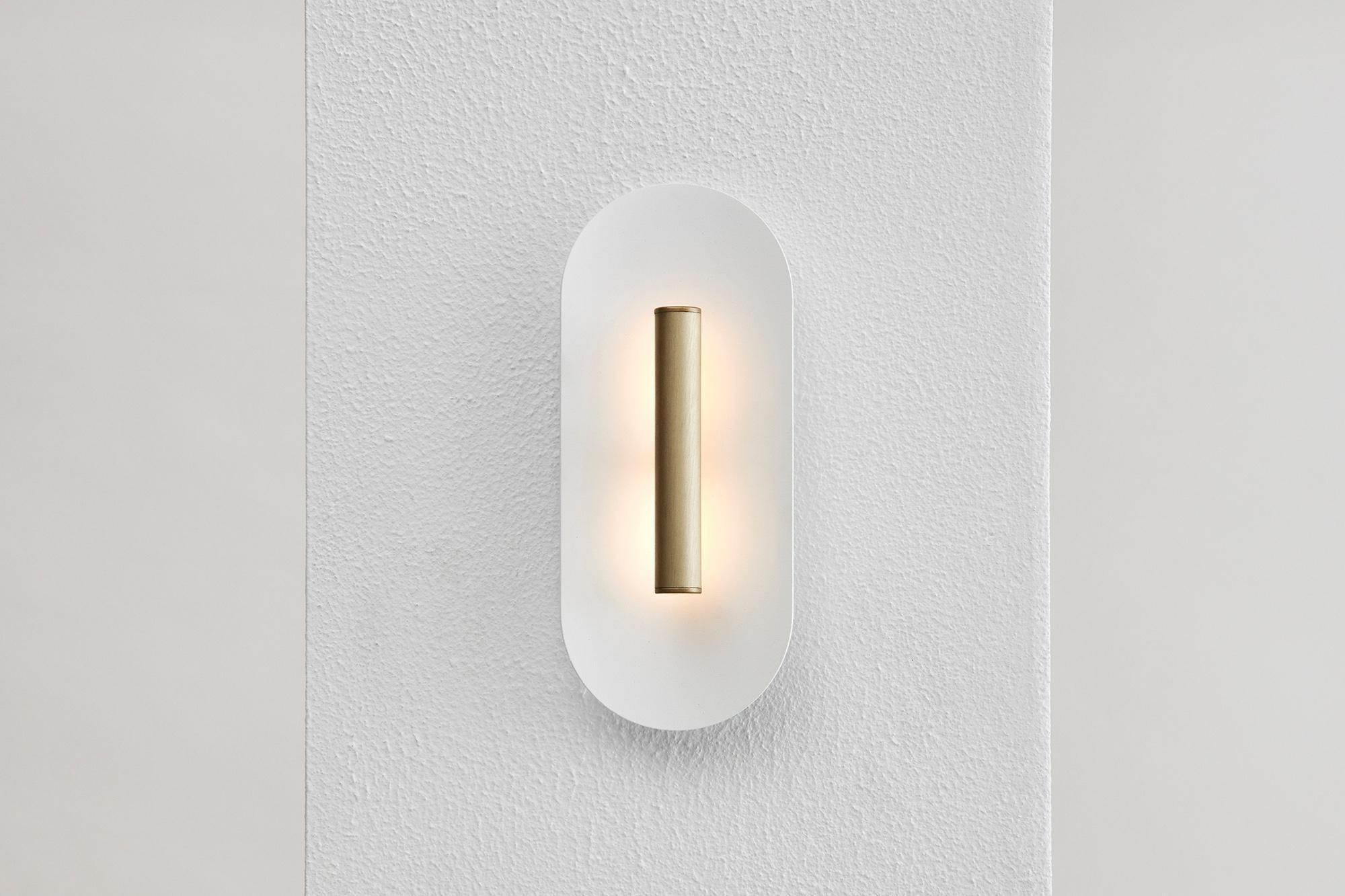La puissante LED se reflète sur une coupelle délicatement incurvée, accentuant une pièce avec une douce lumière indirecte.
Le réflecteur texturé en aluminium blanc mat peut être assorti à l'une des trois finitions suivantes : noir anodisé, or