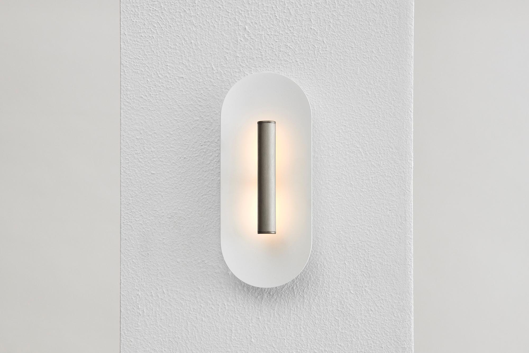 La puissante LED se reflète sur un plat délicatement incurvé, accentuant une pièce avec une douce lumière indirecte.
Le réflecteur en aluminium blanc mat texturé peut être assorti à l'une des trois finitions suivantes : noir anodisé, or satiné ou