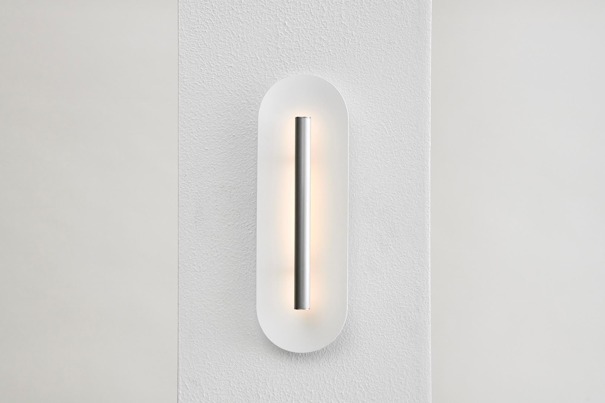 La puissante LED se reflète sur une coupelle délicatement incurvée, accentuant une pièce avec une douce lumière indirecte.
Le réflecteur en aluminium texturé, blanc mat, peut être assorti à notre gamme d'options de finition. 
Deux tailles sont