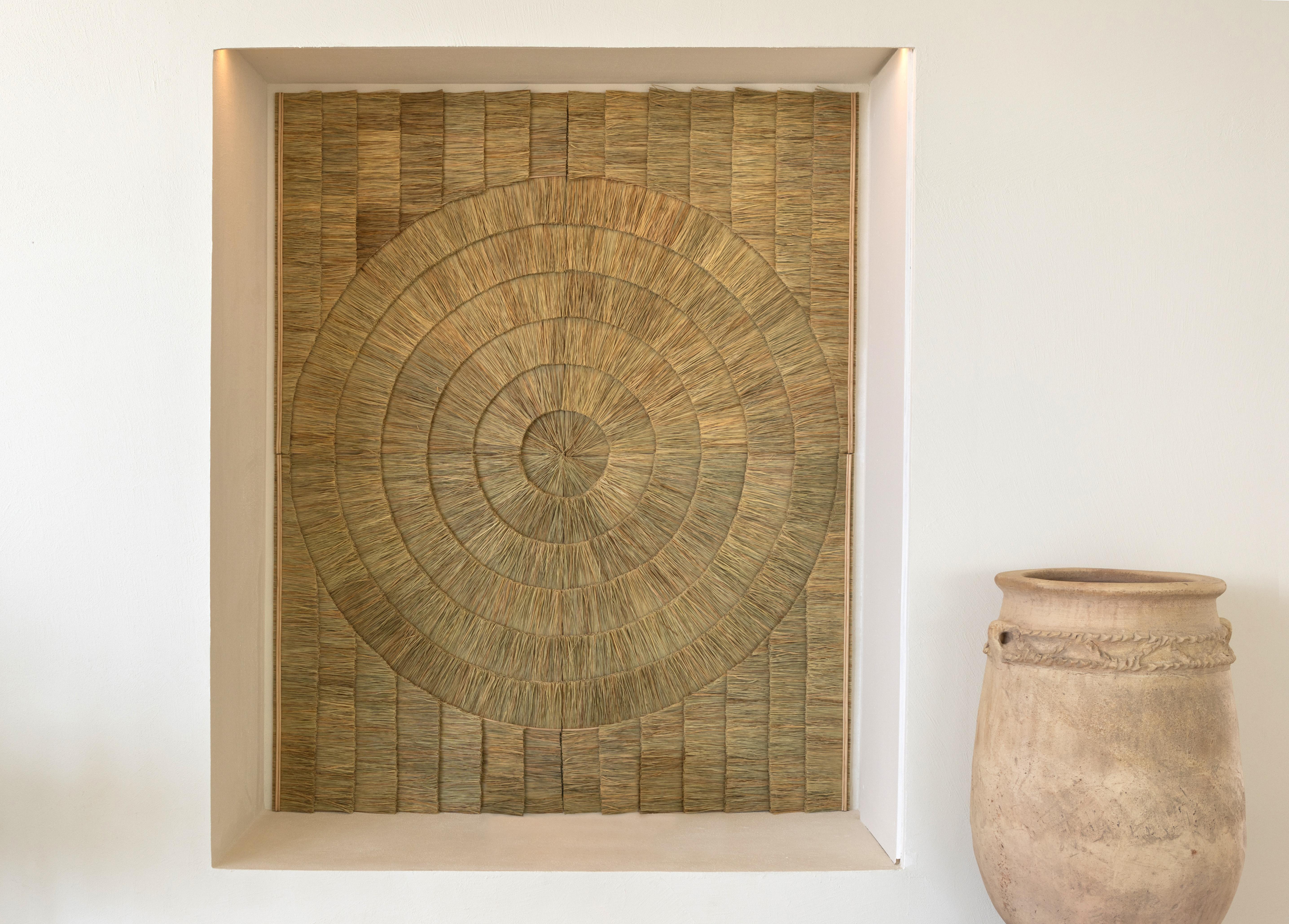 Interspersing circular and grid shapes, Thaïs balances masculinity and femininity in equal parts. This large tableau is a symbol that shows a different way of working with vegetable fibers and creating contemporary works of crafts. In its