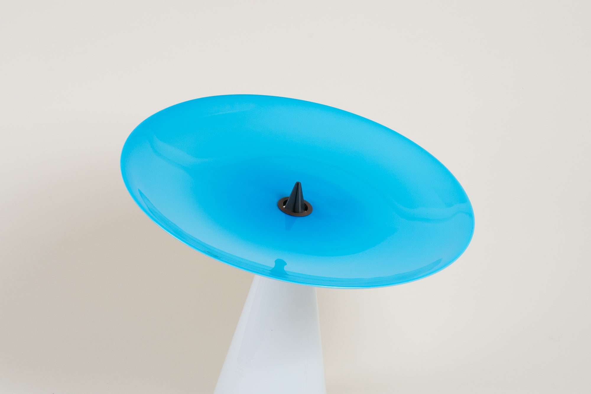 Refloz by Foscarini

Élégante et sculpturale, la lampe Refloz de Foscarini illustre l'engagement de la marque à fusionner l'artisanat italien avec un design d'éclairage innovant. Sa silhouette raffinée est associée à une lumière douce et diffuse qui