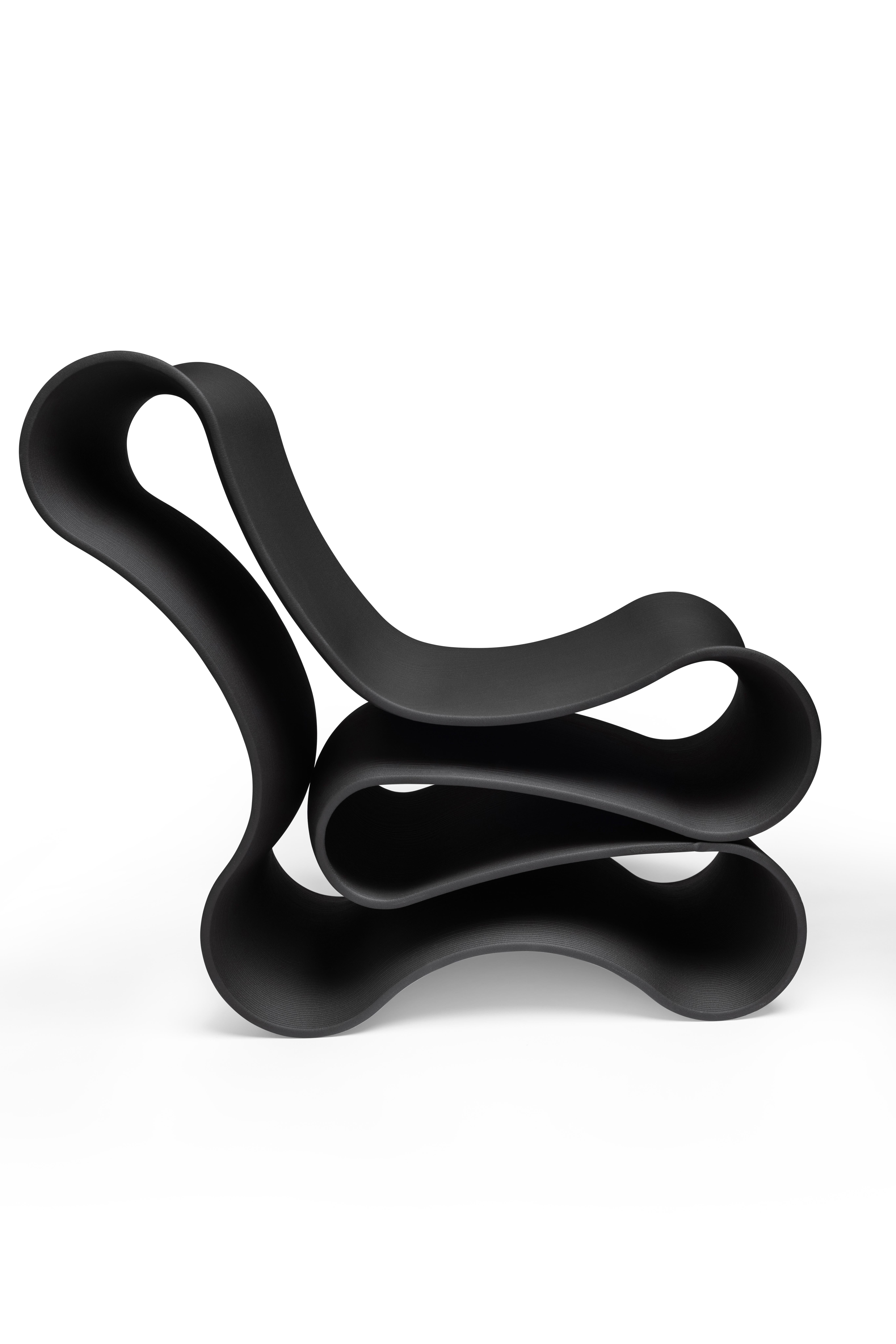 La chaise longue Reform porte une expression à la fois innovante et organique, avec son design sculptural et audacieux, rappelant la beauté de la nature. Entièrement fabriquée en biocomposite de première qualité et dotée de la technologie 3D, la