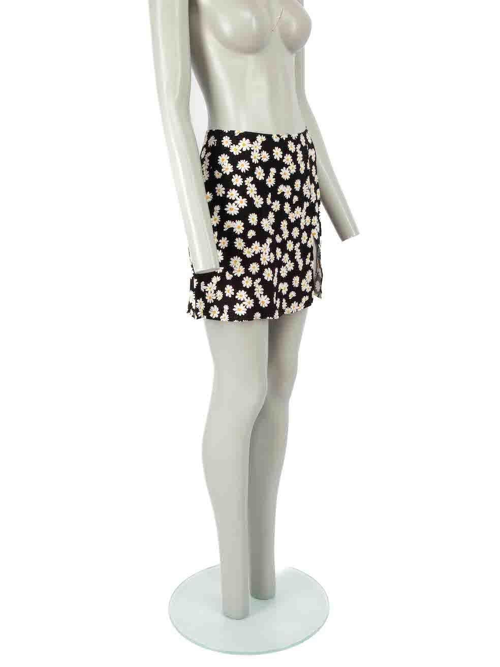 CONDITION is Very good. Minimal wear to skirt is evident. Minimal wear to the front with a pull to the weave on this used Reformation designer resale item.
 
 Details
 Black
 Viscose
 Skirt
 Mini
 Daisy print
 Front slit detail
 Back zip fastening
