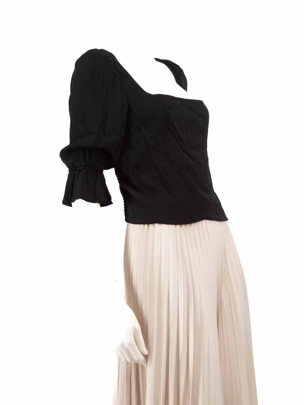 L'ÉTAT est très bon. L'usure minimale du haut est évidente, les coutures de la doublure du haut s'effilochent légèrement sur cet article de revente de designer Reformation d'occasion.
 
 Détails
 Noir
 Viscose
 Top
 Manches longues
 Panneaux