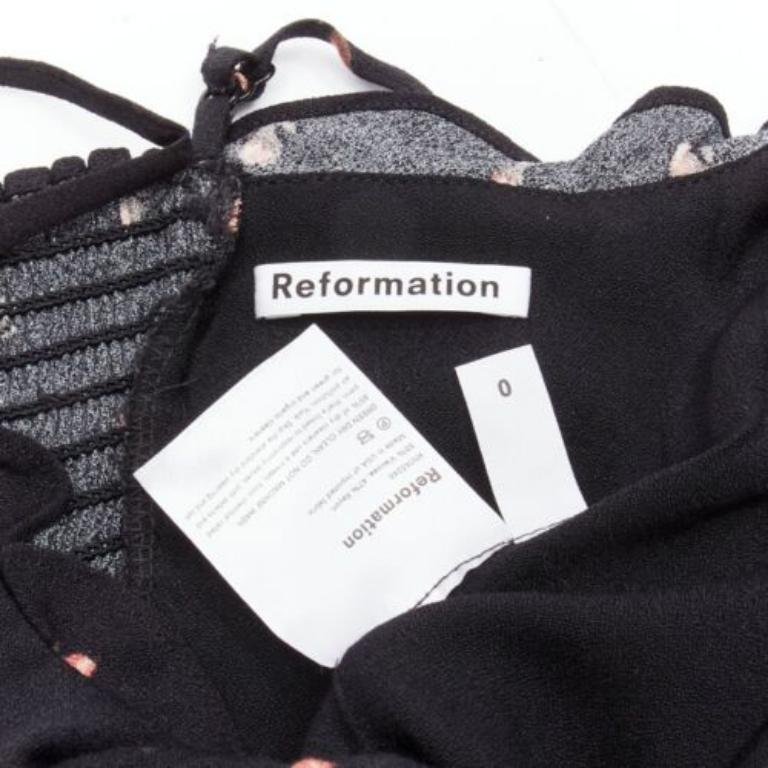 REFORMATION Clarice canotta con volant in crêpe nero stampato a rose rosse US0 XS in vendita 3