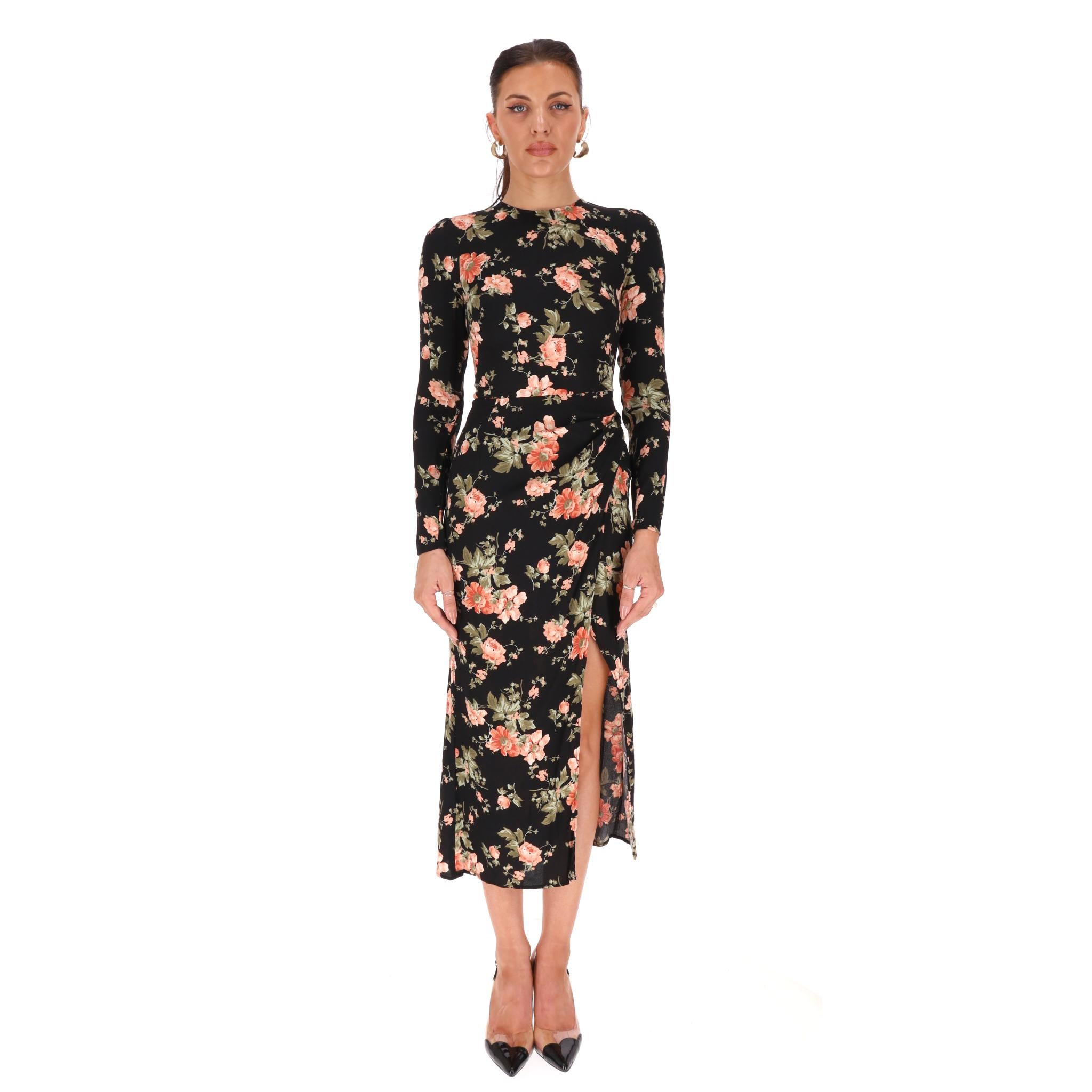 Reformation Midikleid mit Blumendruck

Schwarzes Kleid aus einer Viskosemischung mit rosa Blumenprint.

Mit Rundhalsausschnitt, langen Ärmeln, gerüschtem Detail an der Seite und Schlupf vorne.

Verdeckter Reißverschluss auf der Rückseite.

Preis ca.