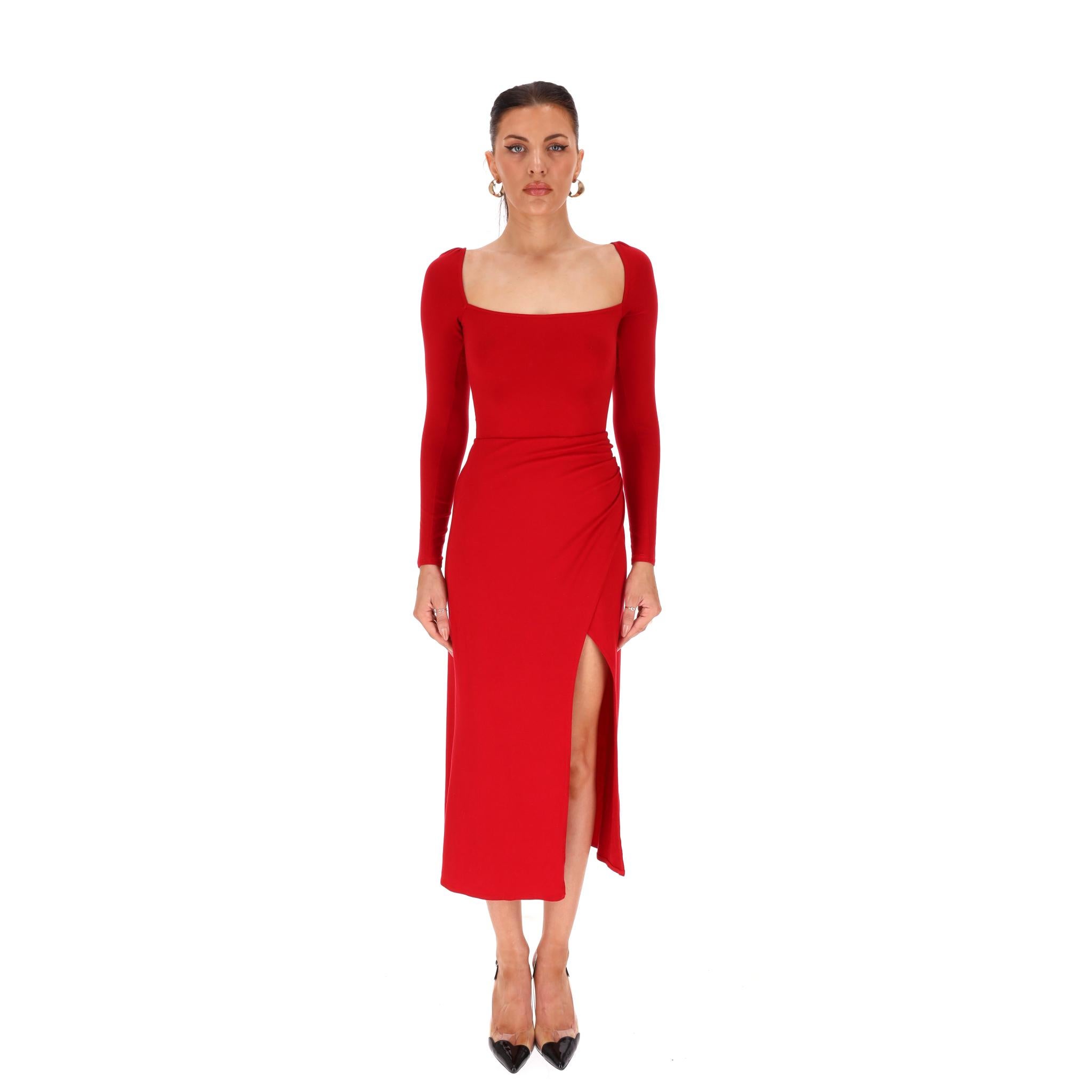 Reformation - Robe fendue sur le devant et froncée

Robe rouge 'Dottie' en lyocell avec encolure carrée et fente sur le devant.

Il présente des détails froncés sur le côté, des manches longues et une longueur midi.

Rrp Approx. £370

Taille -
