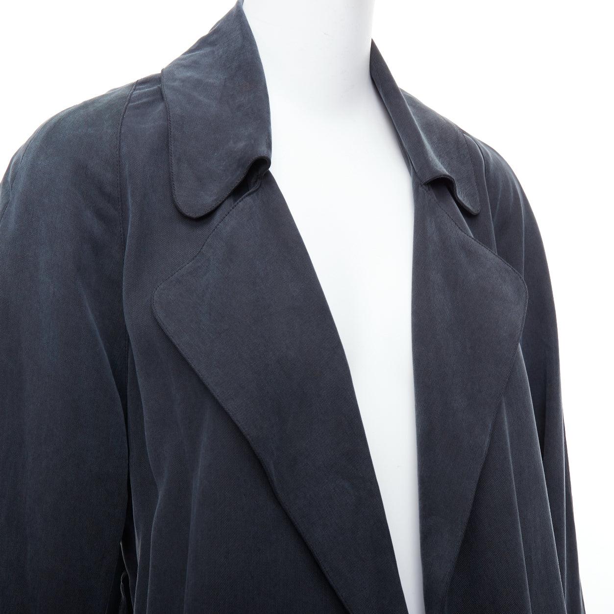 Cappotto drappeggiato con collo fluido in tencel grigio REFORMATION US0 XS
Riferimento: ECLO/A00042
Marchio: Riforma
Materiale: Tencel
Colore: Grigio
Modello: Tinta unita
Dettagli extra: Passanti per la cintura.
Prodotto in: Stati