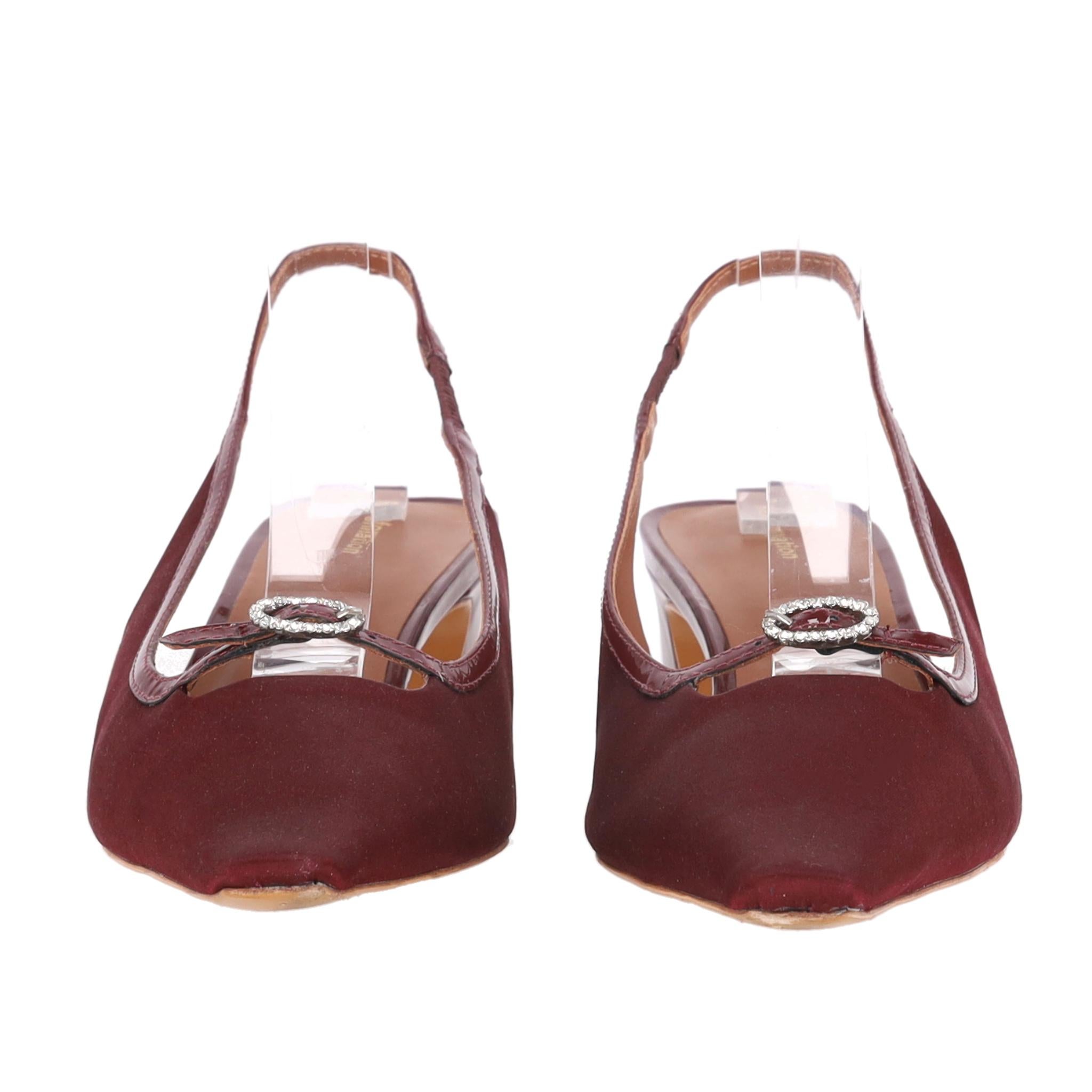 Reformation Suede Slingback Heels With A Crystal Buckle

Burgundy 'Nazanin' pumps crafted from suede and adorned with a crystal buckle strap detail to the vamp.

Featuring slingback design with a pointed toe and patent leather short heel.

Rrp