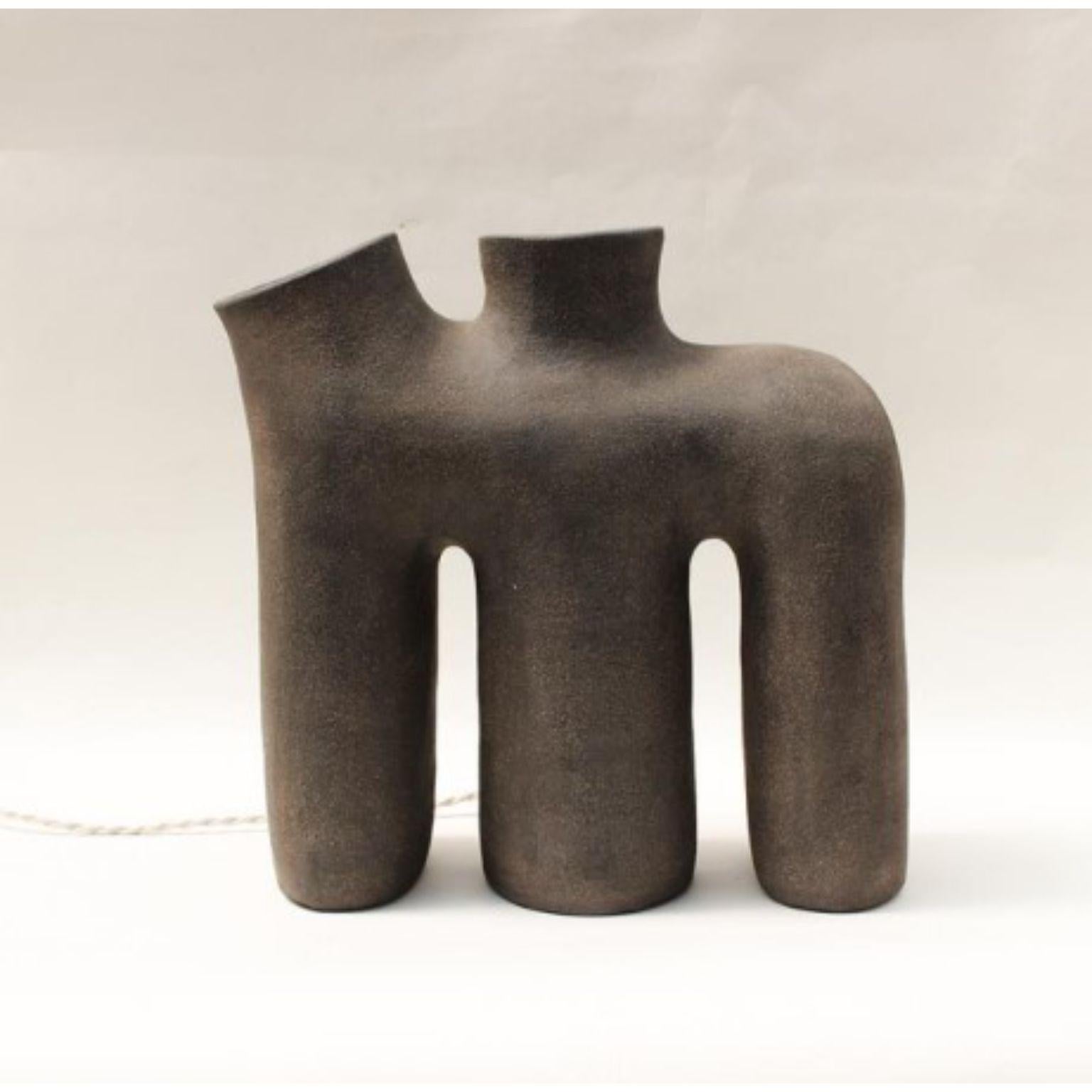 Refuge #5 lampe en grès d'Elisa Uberti
Pièce unique
Dimensions : L 17 x L 42 x H 40 cm
MATERIAL : Grès noir
Ce produit est fabriqué à la main, les dimensions peuvent varier.

Après quinze ans dans la mode, Elisa Uberti décide de prendre le temps de