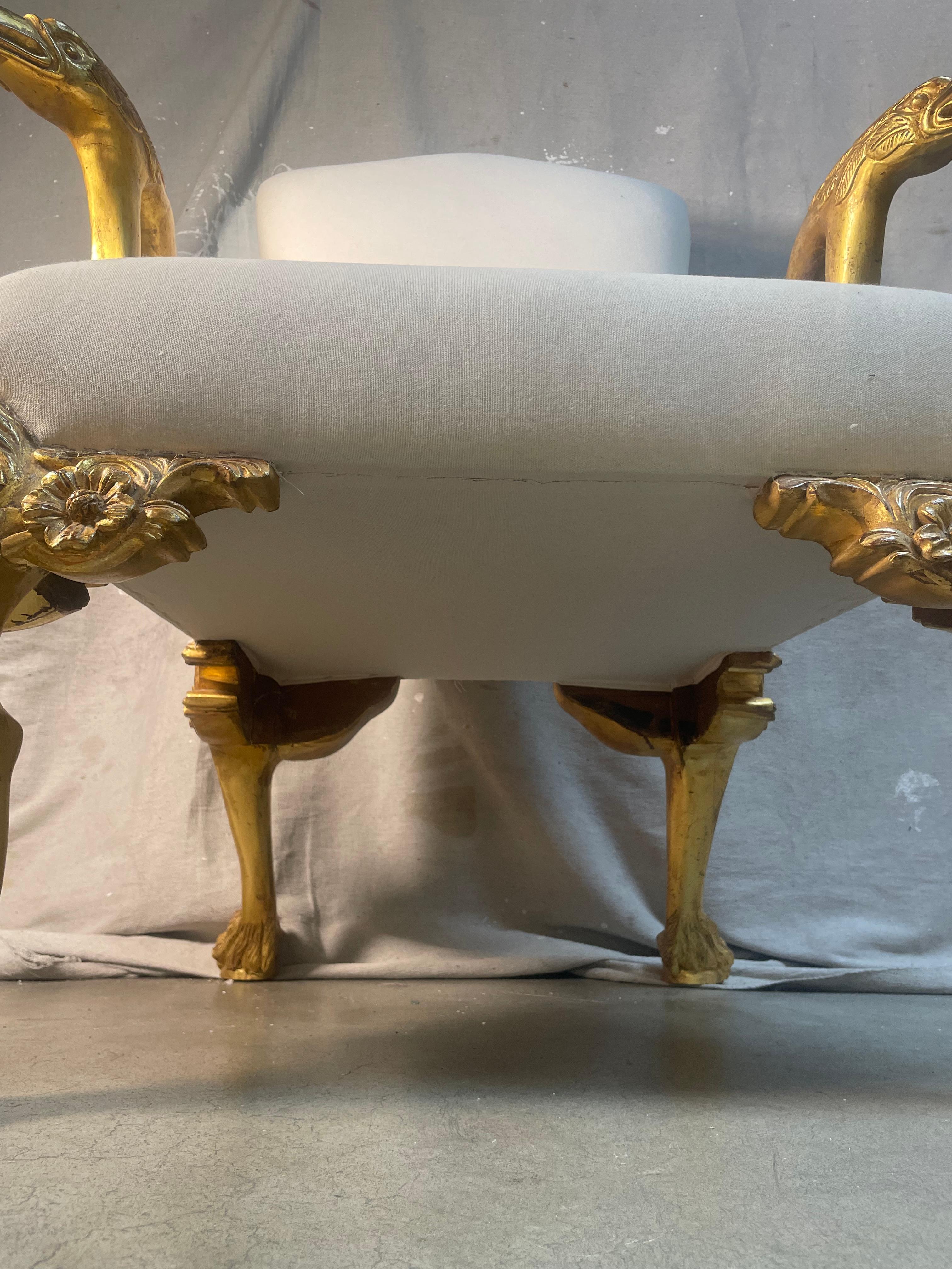 Chaise restaurée à la main sculptée de lion et de canard en vente 2