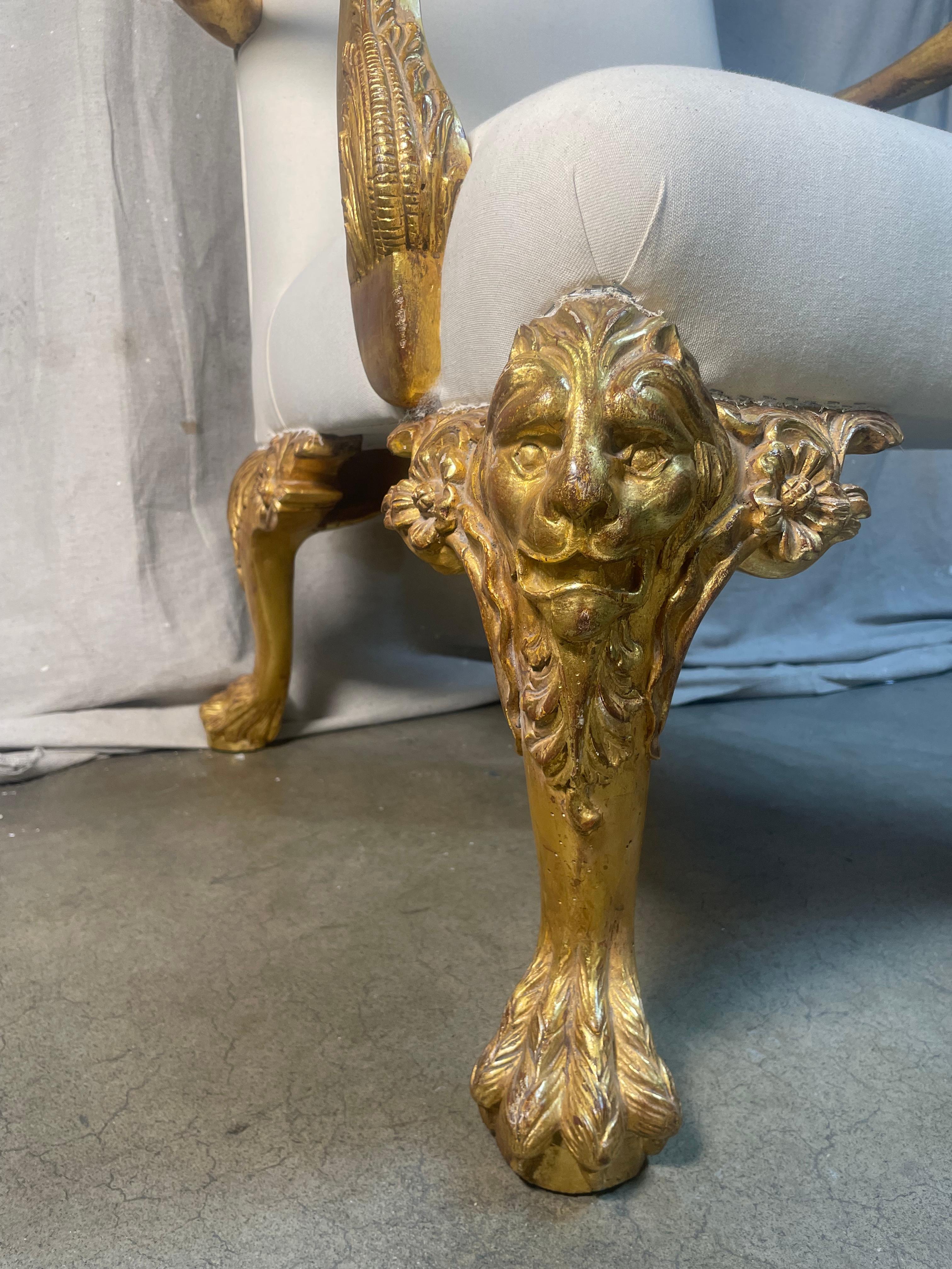 Sculpté à la main Chaise restaurée à la main sculptée de lion et de canard en vente