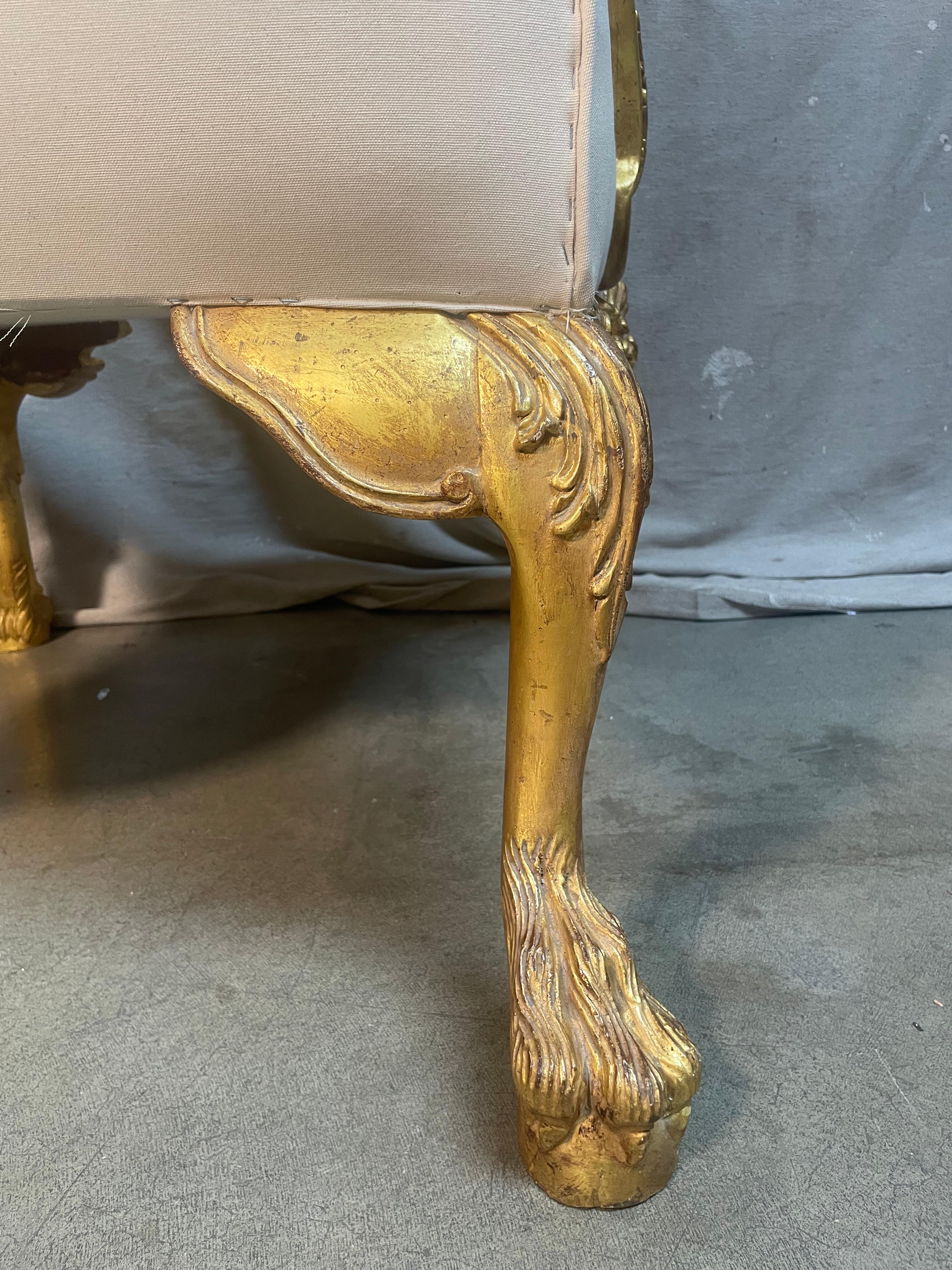 Chaise restaurée à la main sculptée de lion et de canard Excellent état - En vente à Los Angeles, CA