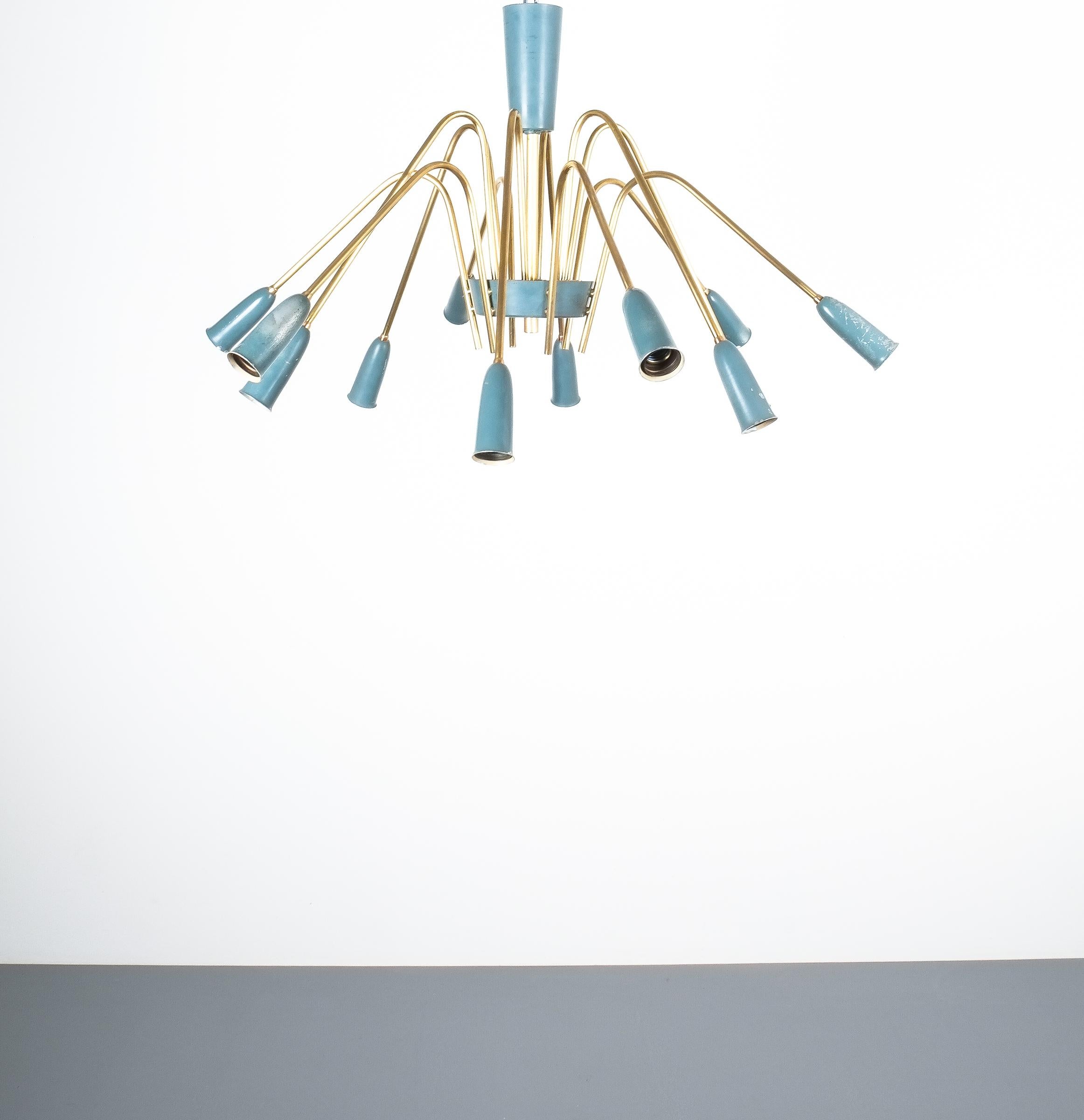 Lampadario italiano a dodici bracci rinnovato nello stile dello Stilnovo, 1950 in vendita 1