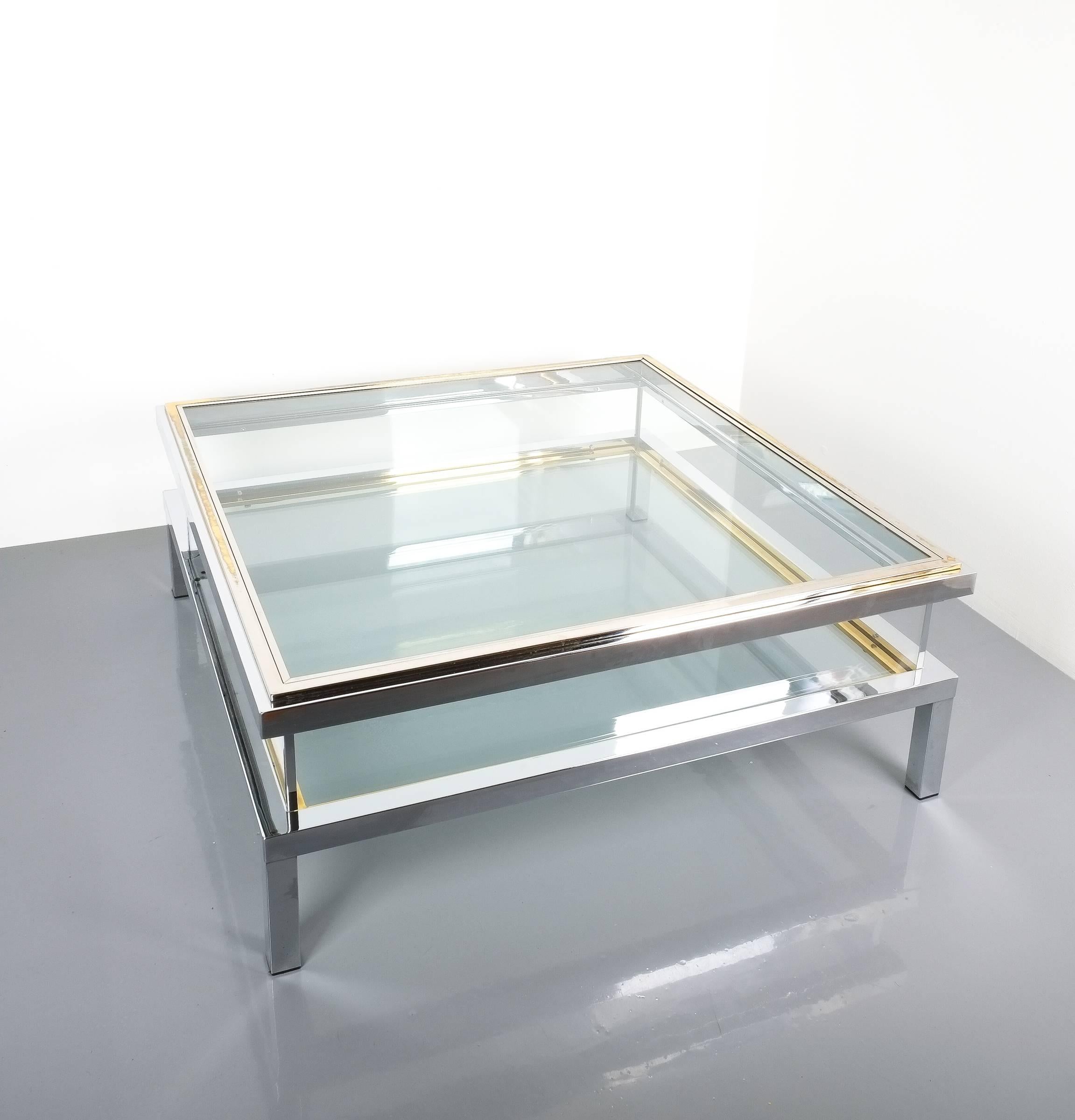 Grande table basse vitrine Maison Jansen en laiton et chrome, 1970, remise à neuf. Mesures : 42.5 x 42,5