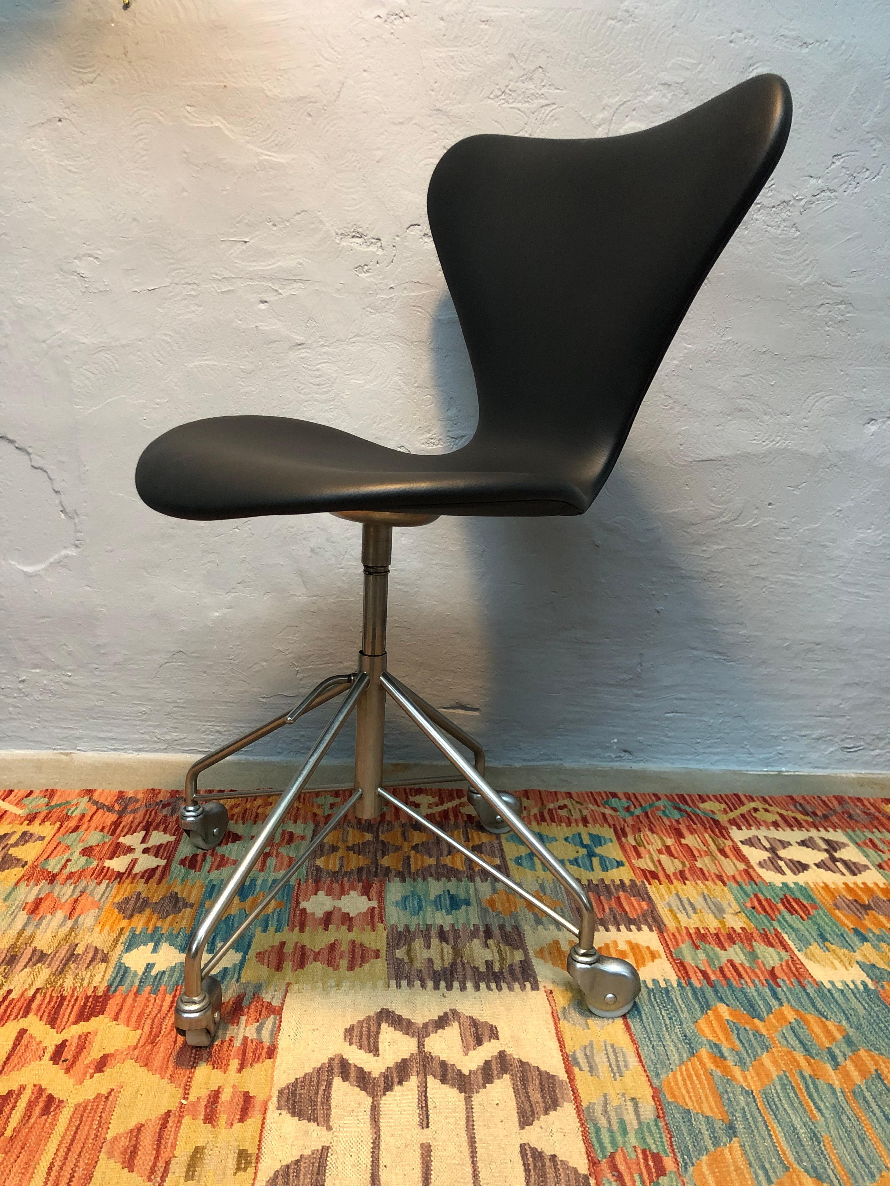 Mid-20th Century Refurbished Vintage Arne Jacobsen 3117 Office Chair