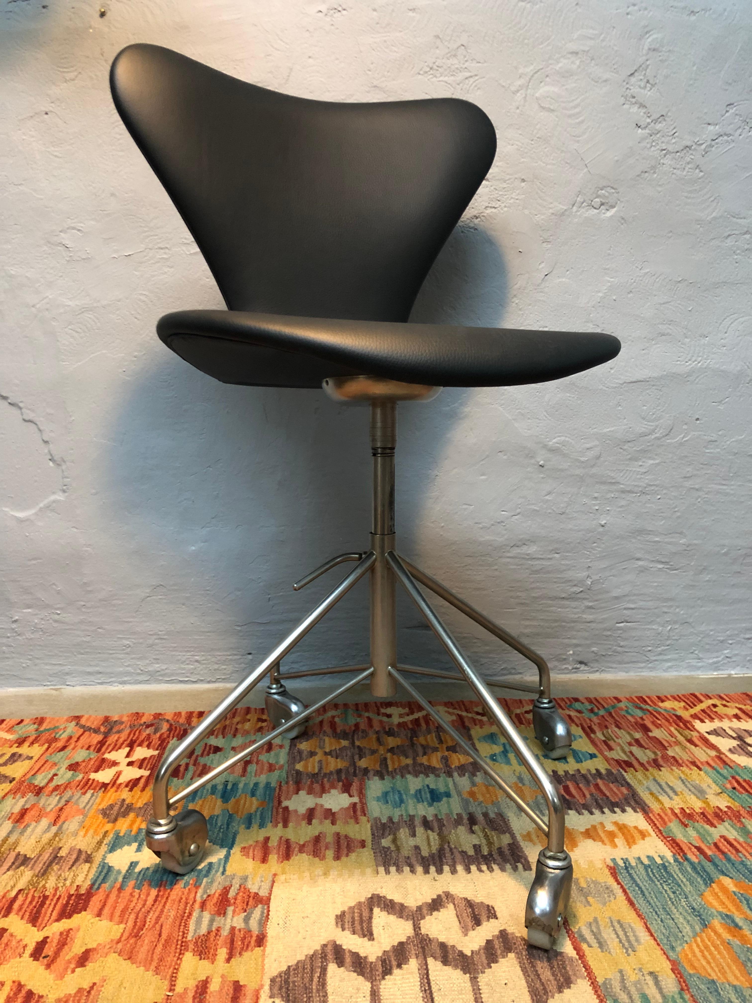 Refurbished Vintage Arne Jacobsen 3117 Office Chair 5
