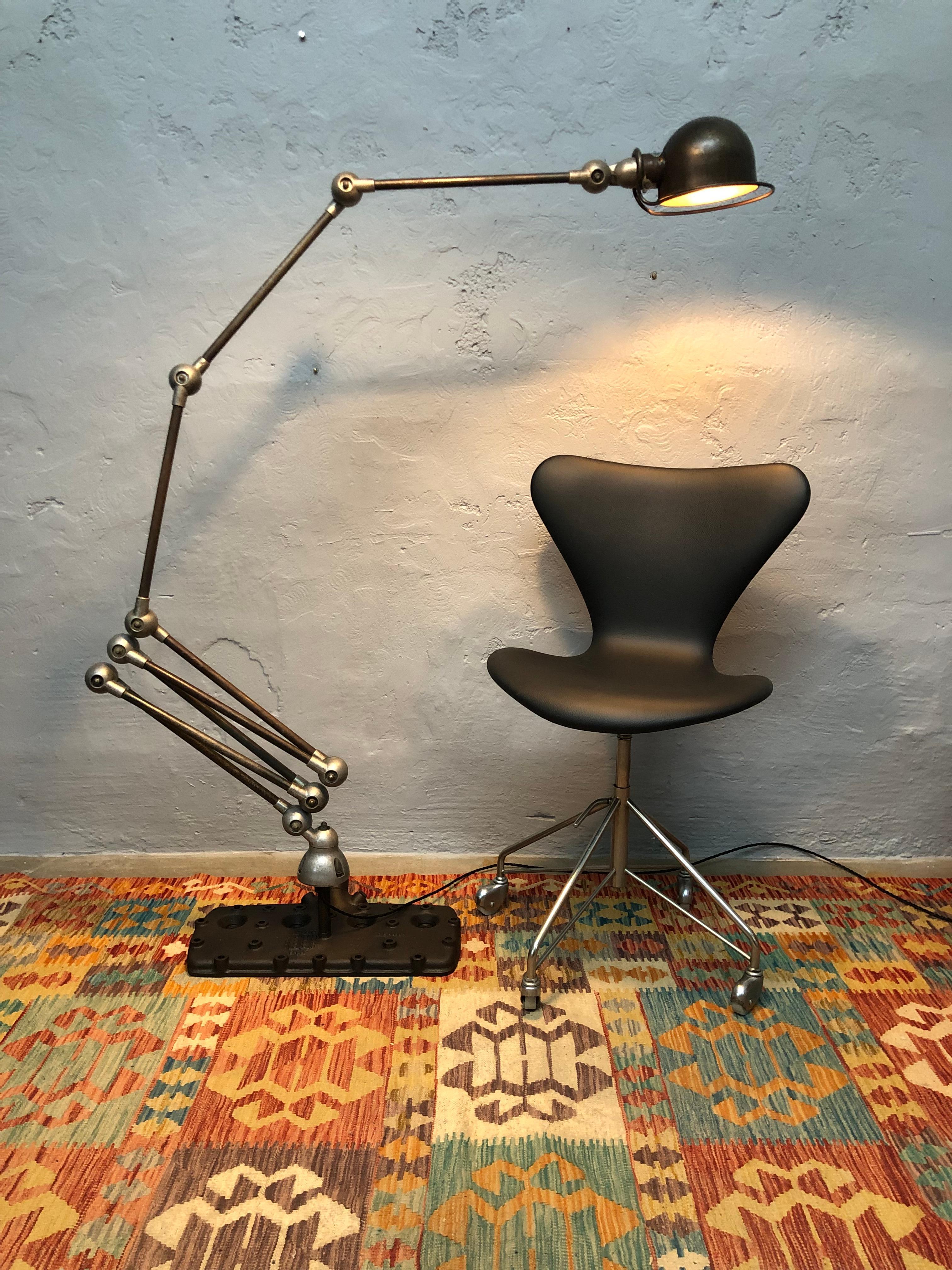 A vintage 3117 series one hammer office chair by Arne Jacobsen for Fritz Hansen of Denmark from the late 1950s. 
This chair has been completely refurbish. 
The wheels have been dismantled and missing ball bearings replaced and greased.
