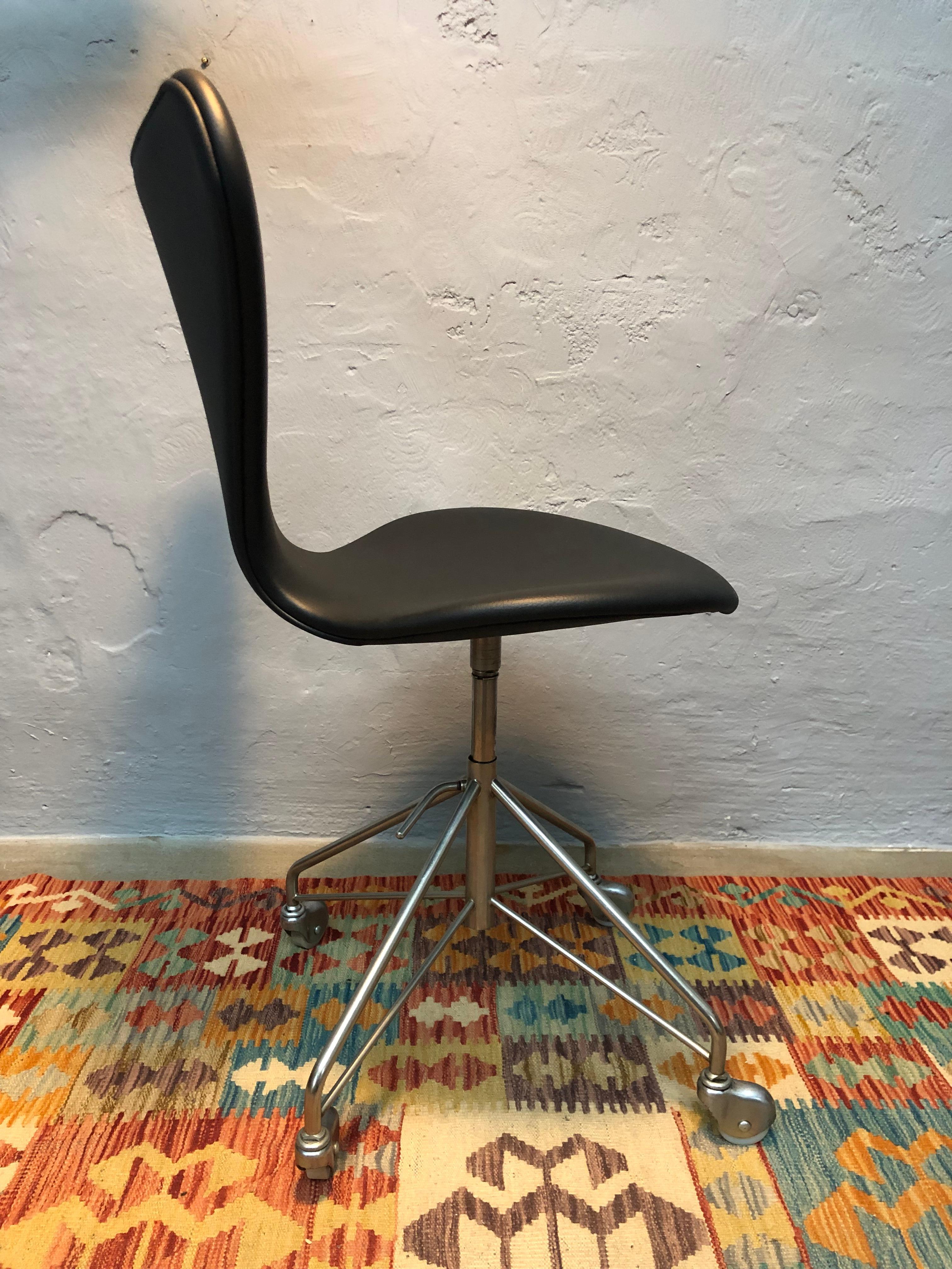 Danish Refurbished Vintage Arne Jacobsen 3117 Office Chair