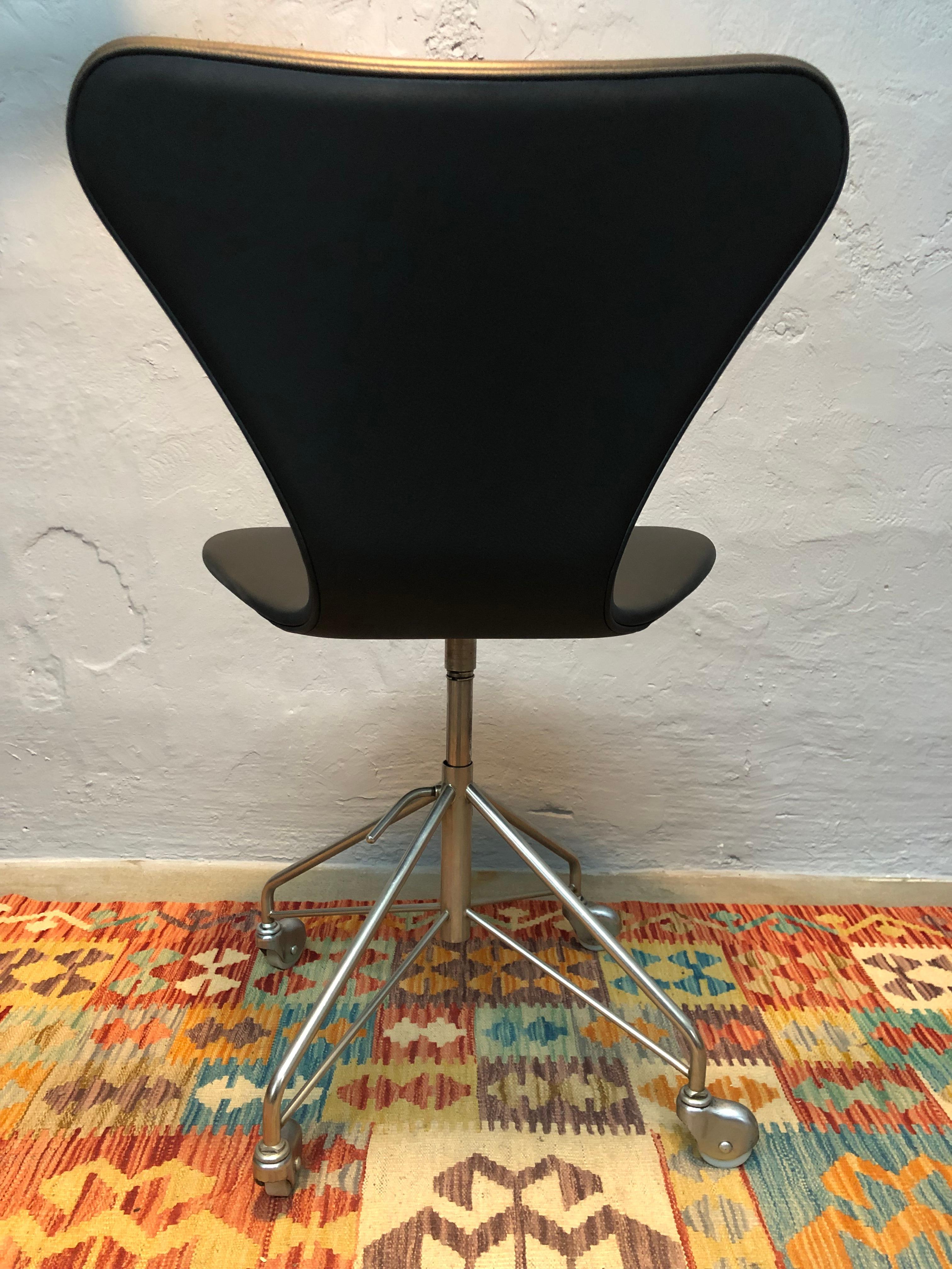 Hand-Crafted Refurbished Vintage Arne Jacobsen 3117 Office Chair