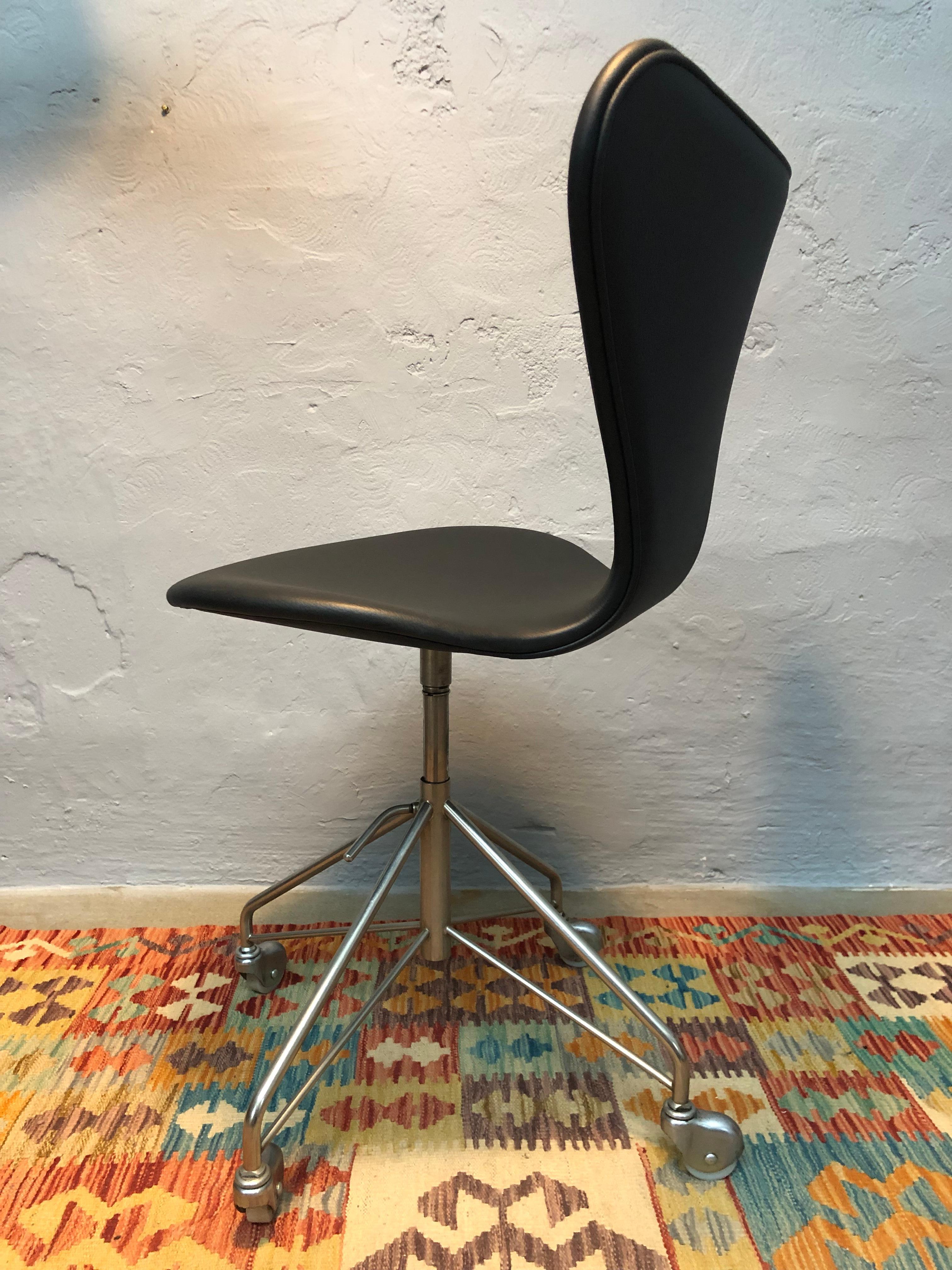 Refurbished Vintage Arne Jacobsen 3117 Office Chair In Good Condition In Søborg, DK