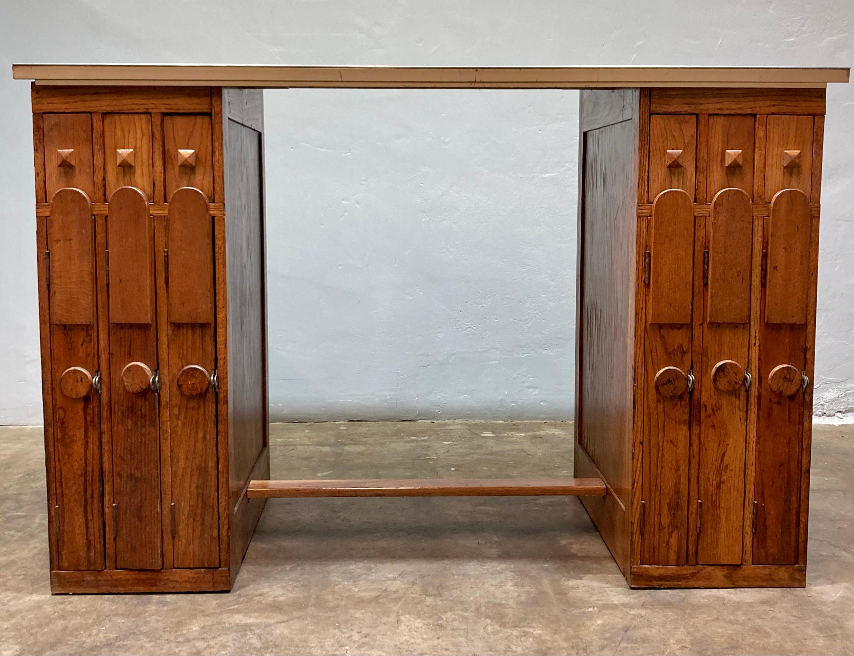 Un'incredibile base per tavolo da disegno vintage con 12 scomparti e un nuovo piano recuperato da una scrivania SteelCase del 1970. Altezza da terra per essere utilizzato come tavolo da lavoro, da disegno o da stesura. 

Le specifiche dell'angolo