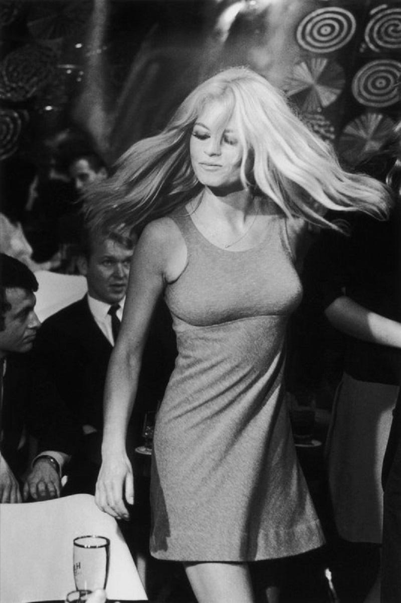 "Bardot" par Reg Lancaster

L'actrice et sex-symbol française Brigitte Bardot, nom de scène de Camille Javal, dansant dans une scène du film "Deux semaines en septembre" avec Mike Sarne. 

Non encadré
Taille du papier : 40 "x 30'' (pouces)
Imprimé