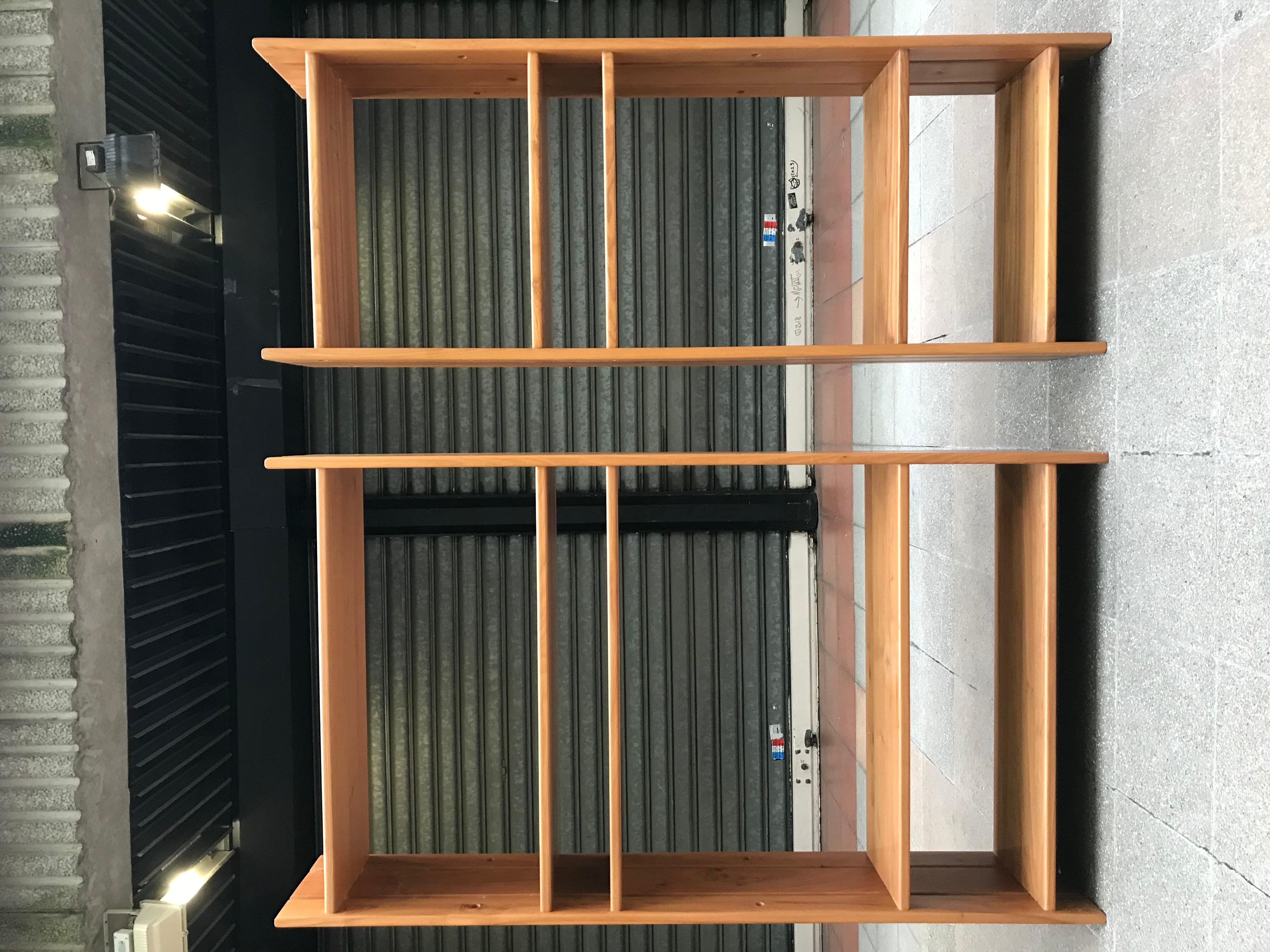 Regain set of two bookcases in solid elm,
circa 1974
Measures: 1: 34.5 L x 153 x 29 P
1: 57 L x 153 x 29 P.