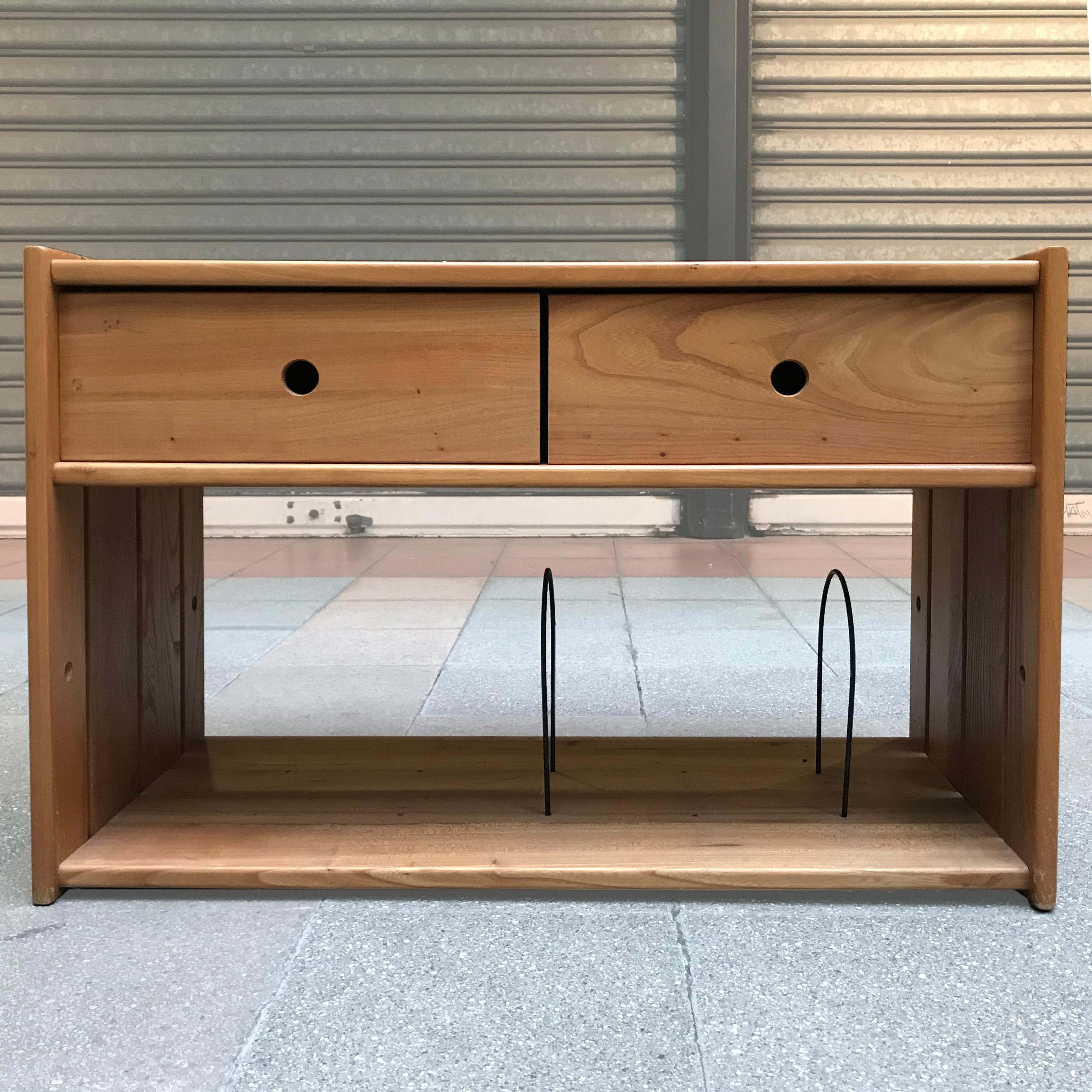 Recupera il mobile Chevet / hi fi
Riconquistare - Haueusler
Modello Aquitaine
Orme massicce 1981
2 cassetti a doppia faccia
B 87 x B 41,5 x H. 57
590 Euro.