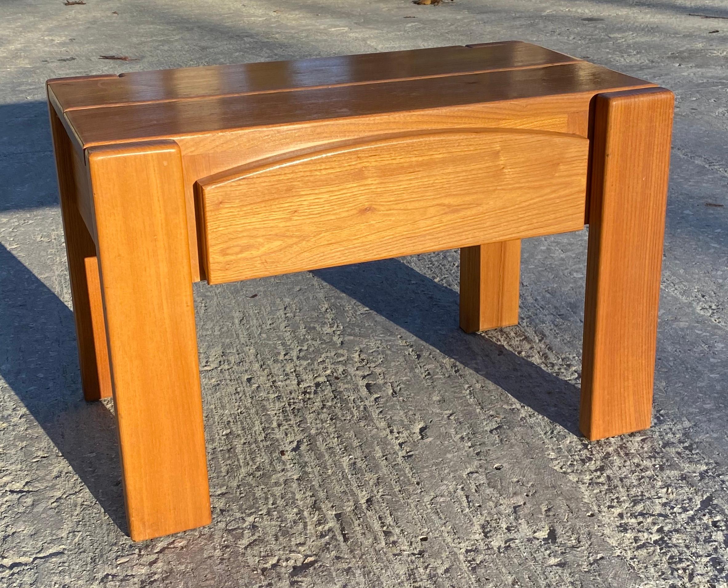 Regain / chapo Comodino in olmo massiccio con 1 cassetto nella base
1980
Marchio nel cassetto
H 40 x L 60 x P 35 cm 6 kg