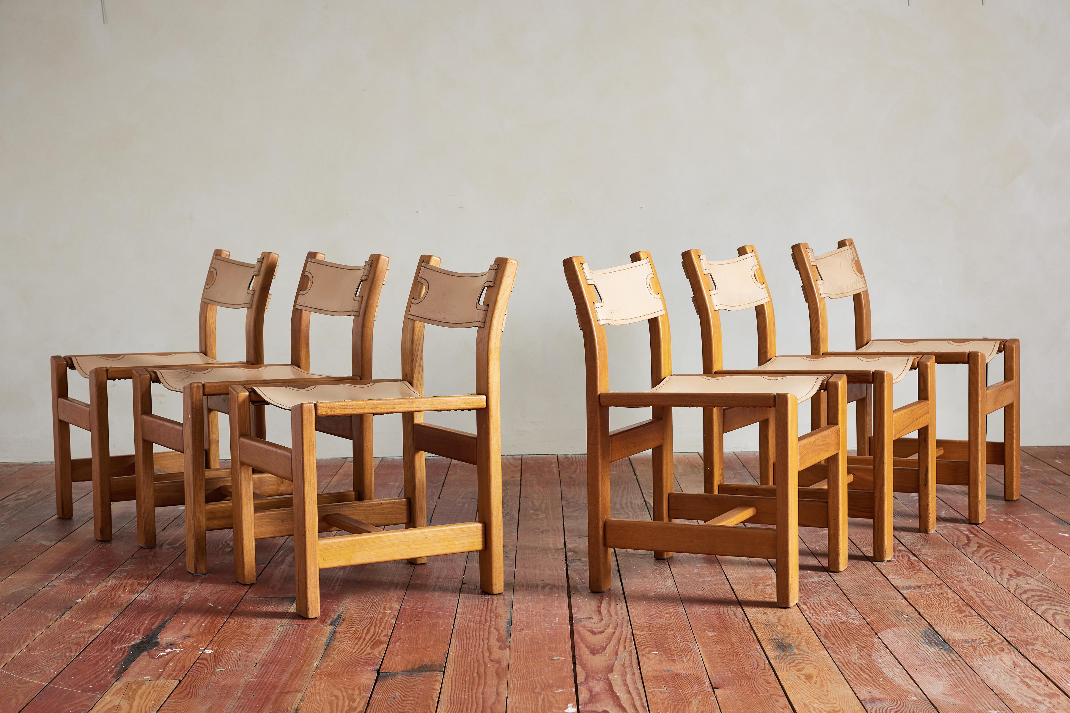 Un set unico di 6 sedie Maison Regain in pelle e legno di olmo. 

Pelle grezza bionda con cuciture a contrasto e struttura in olmo massiccio nello stile di Pierre Chapo. 

Francia anni '60.